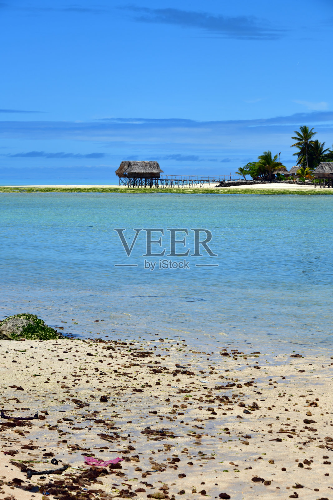 基里巴斯,北塔拉瓦,布奥塔岛的海滩和阿巴托岛的高跷平房,中间是苏的小溪照片摄影图片