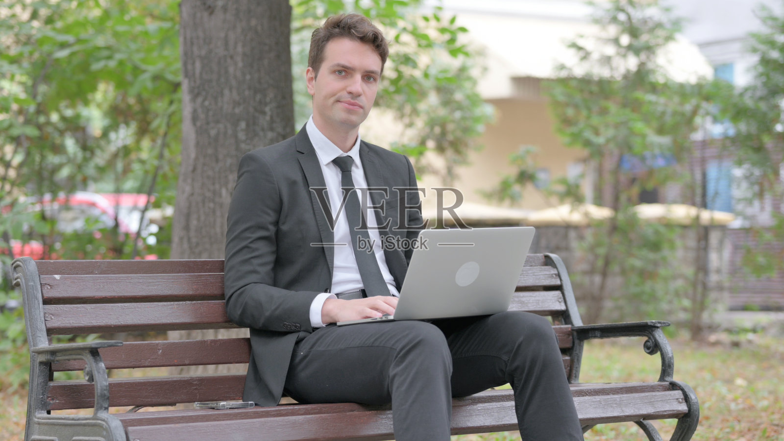 户外看着镜头的拒绝否认的年轻商人照片摄影图片