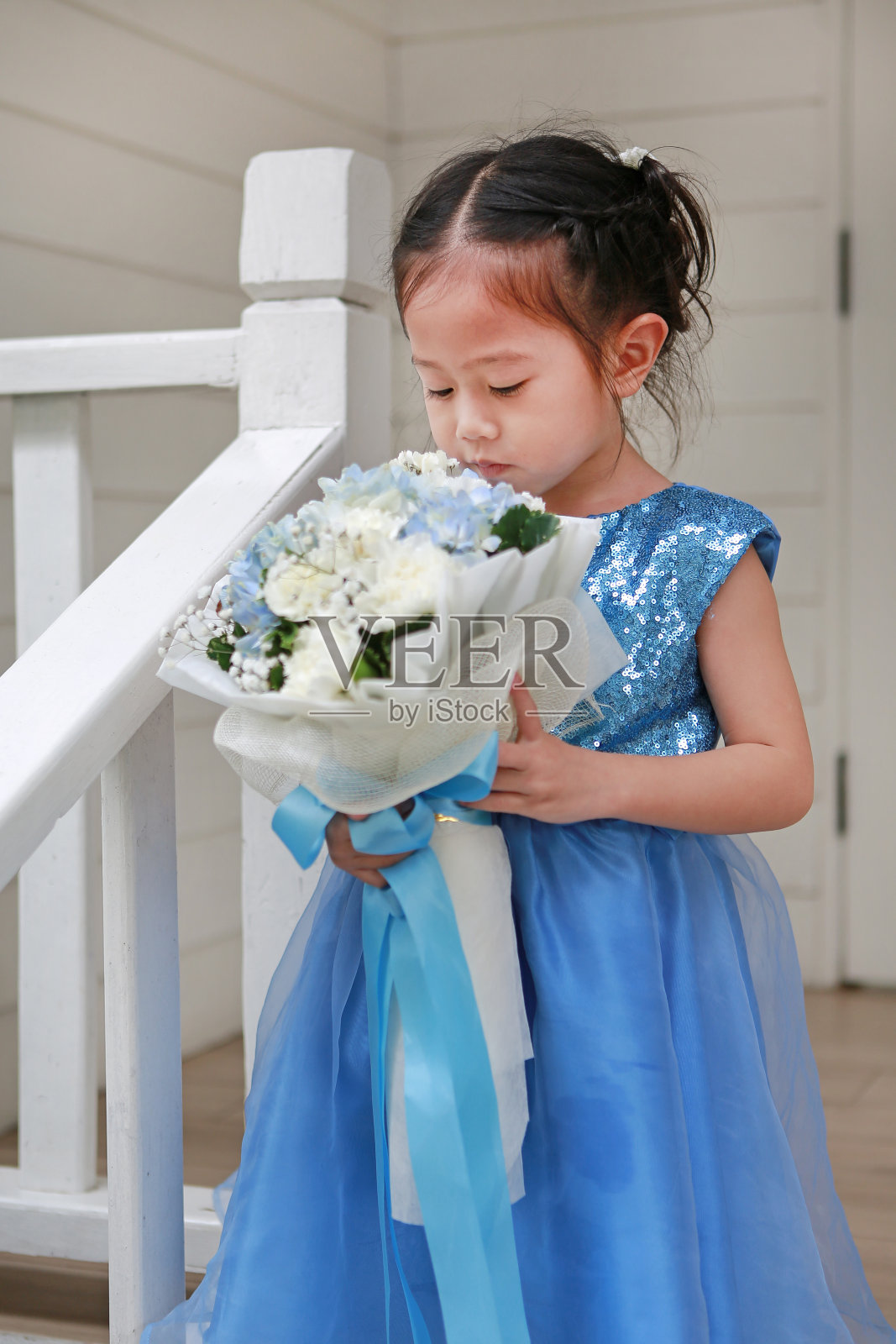 可爱的小亚洲女孩与花束照片摄影图片