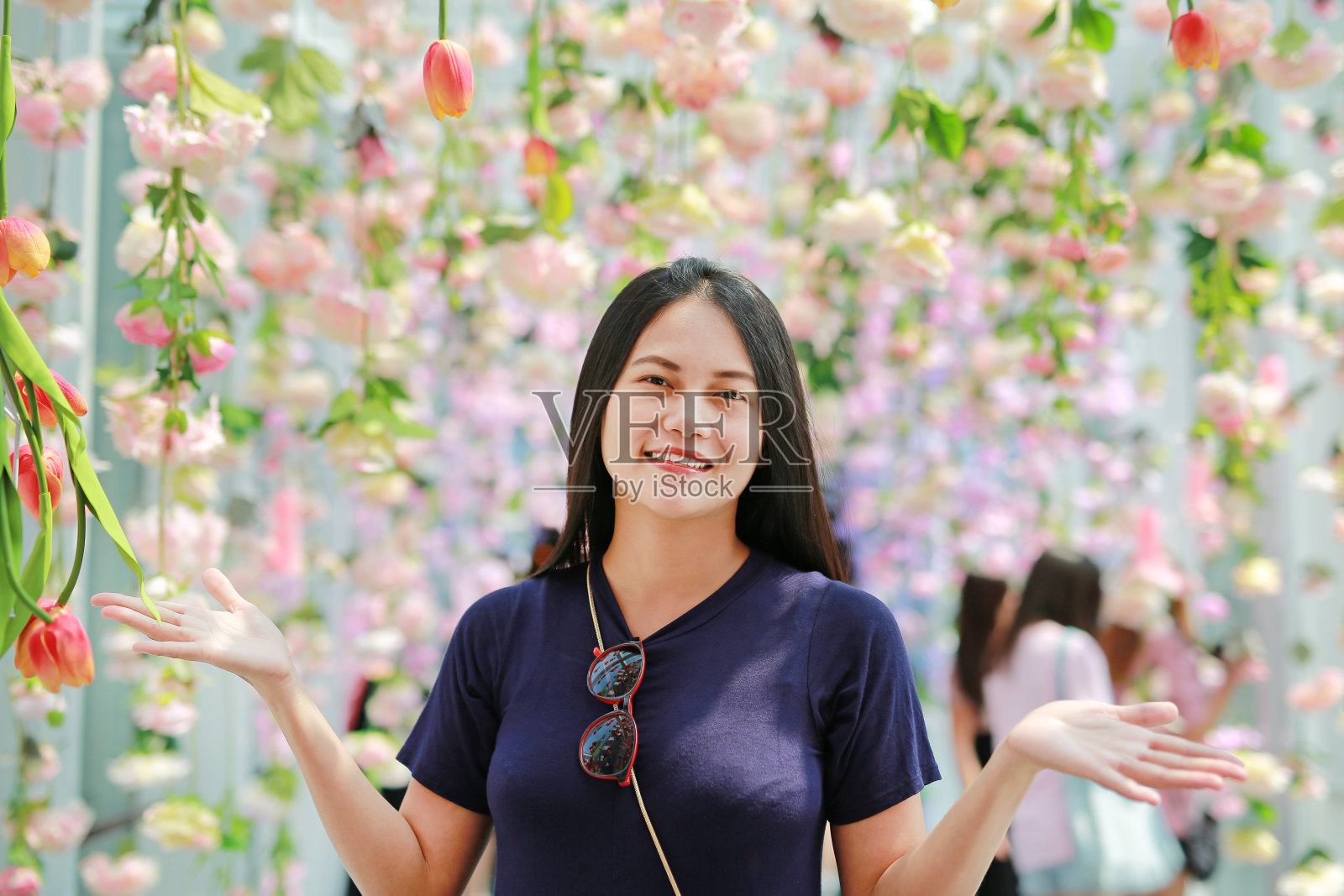 美丽的亚洲女人的肖像与开花。照片摄影图片