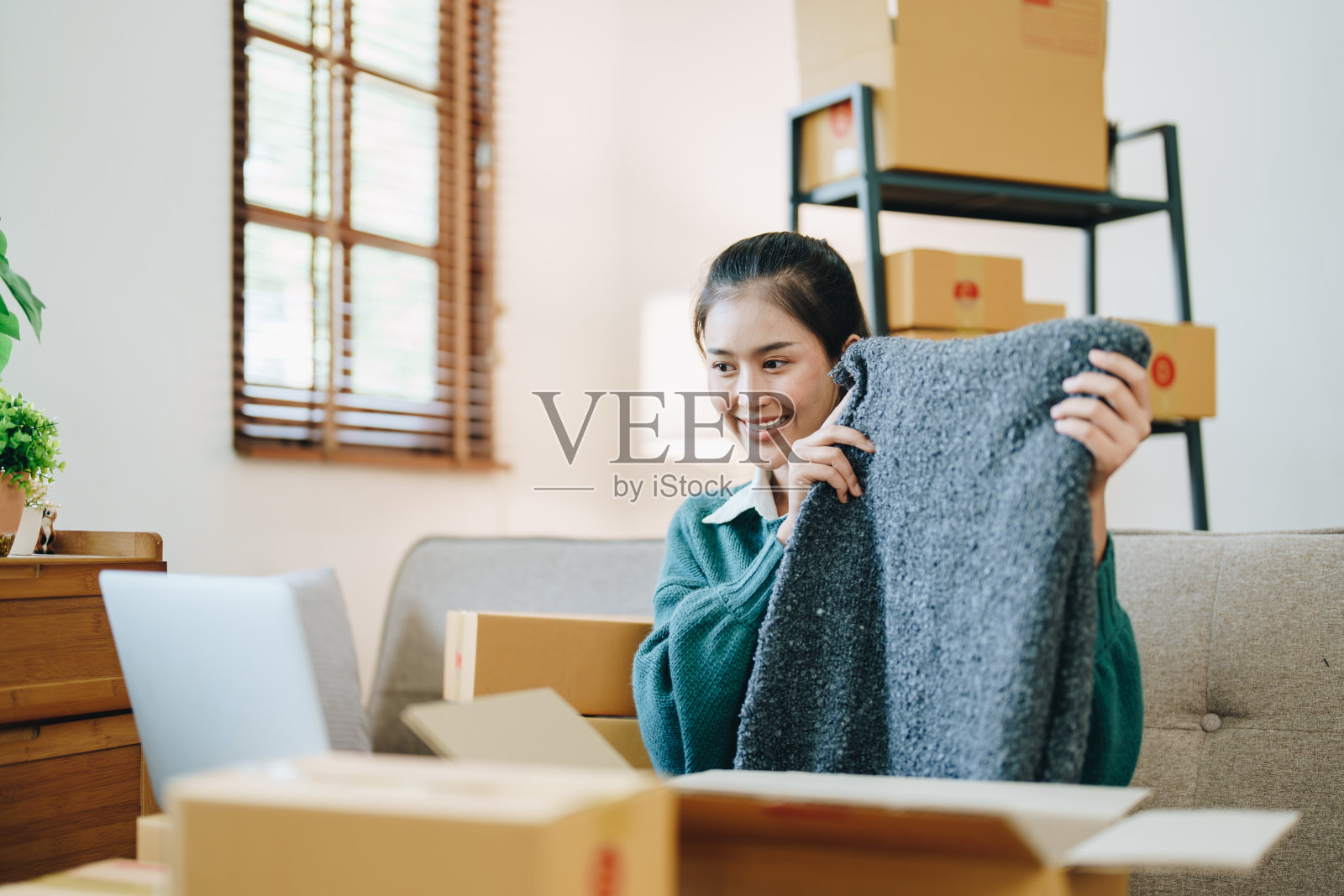 美丽的亚洲女人,博主,博客,展示时尚服装,直播视频,社交媒体,记录她,通过数码相机在线销售,中小企业或小型企业电子商务概念照片摄影图片