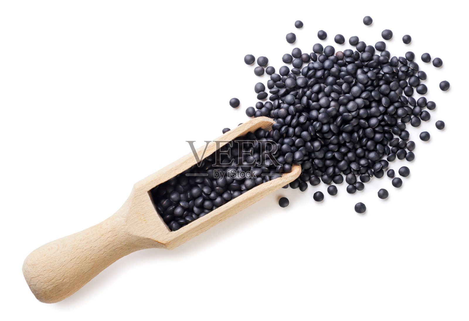 黑扁豆从木勺里洒出来,洒在白色的背景上。俯视图照片摄影图片