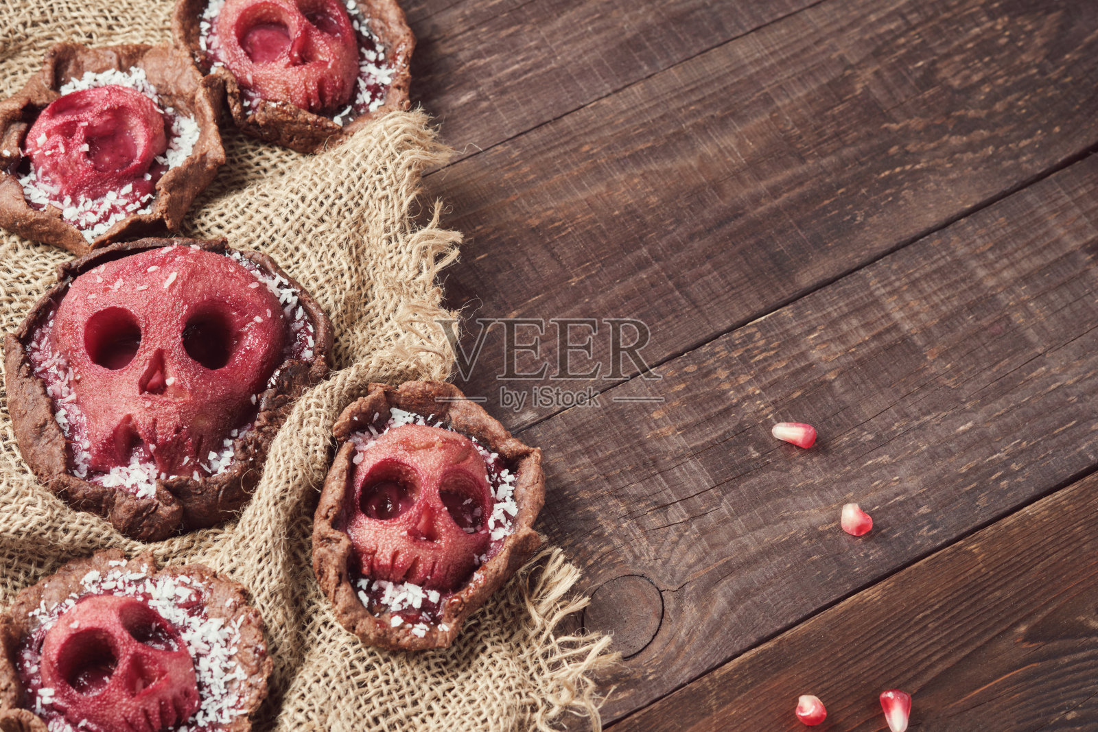 万圣节的食物。自制果酱馅饼和吓人的骷髅形梨。死神万圣节甜点照片摄影图片