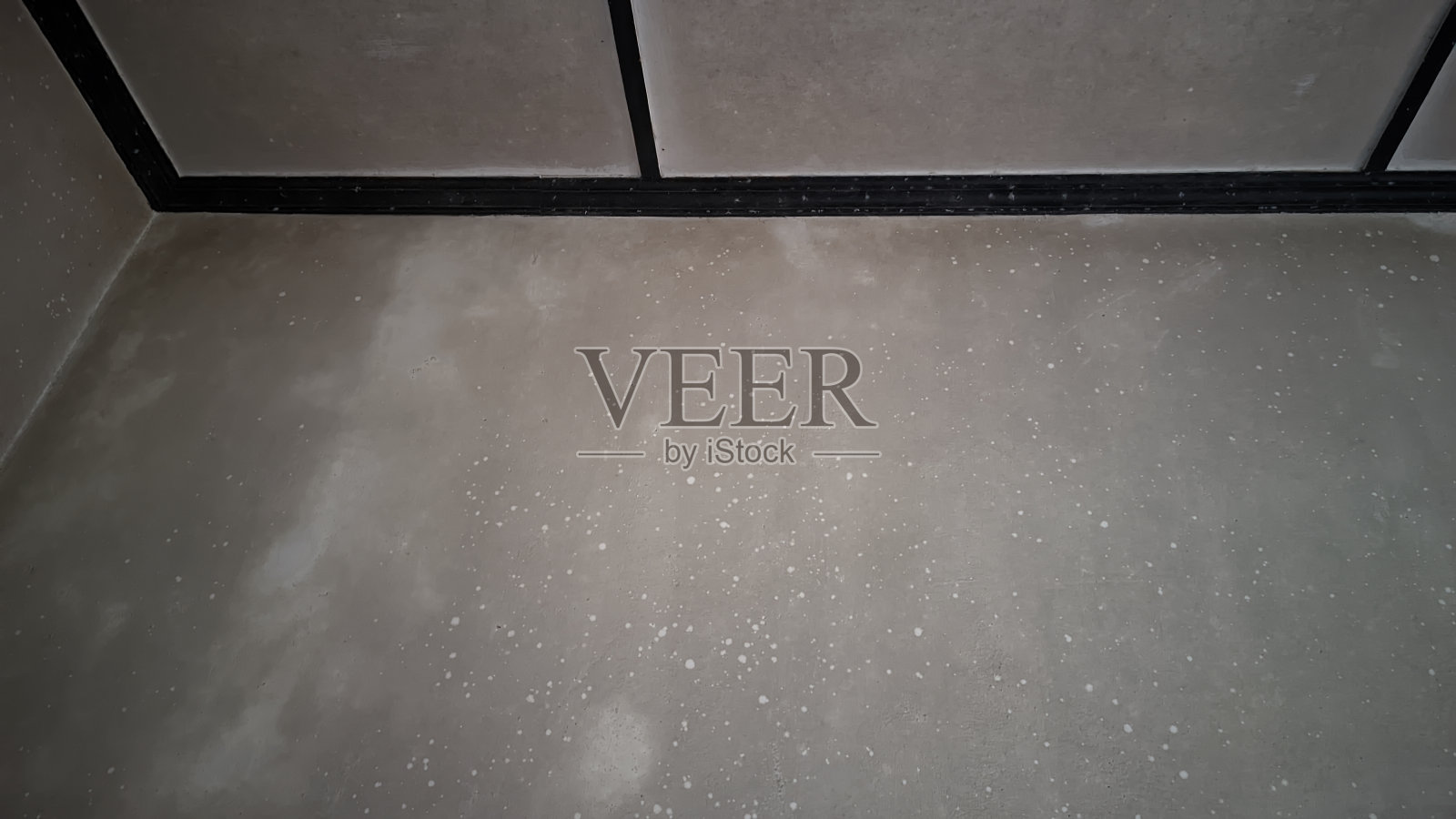 白色的墙壁和布满污渍的屋顶平台照片摄影图片