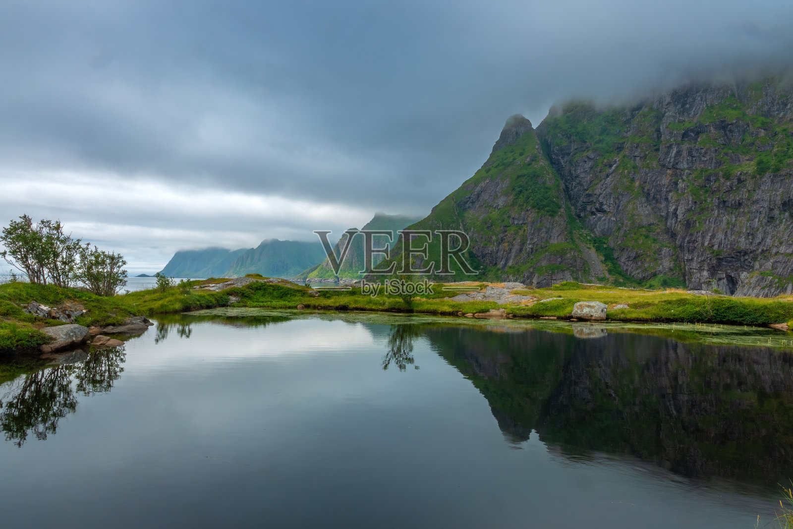 Dramatic scenery near Ã
(stream) i Lofoten, an imposibly idyllic fishing village near the southern tip of the Lofoten Islands Moskenes, Nordland, Norway照片摄影图片