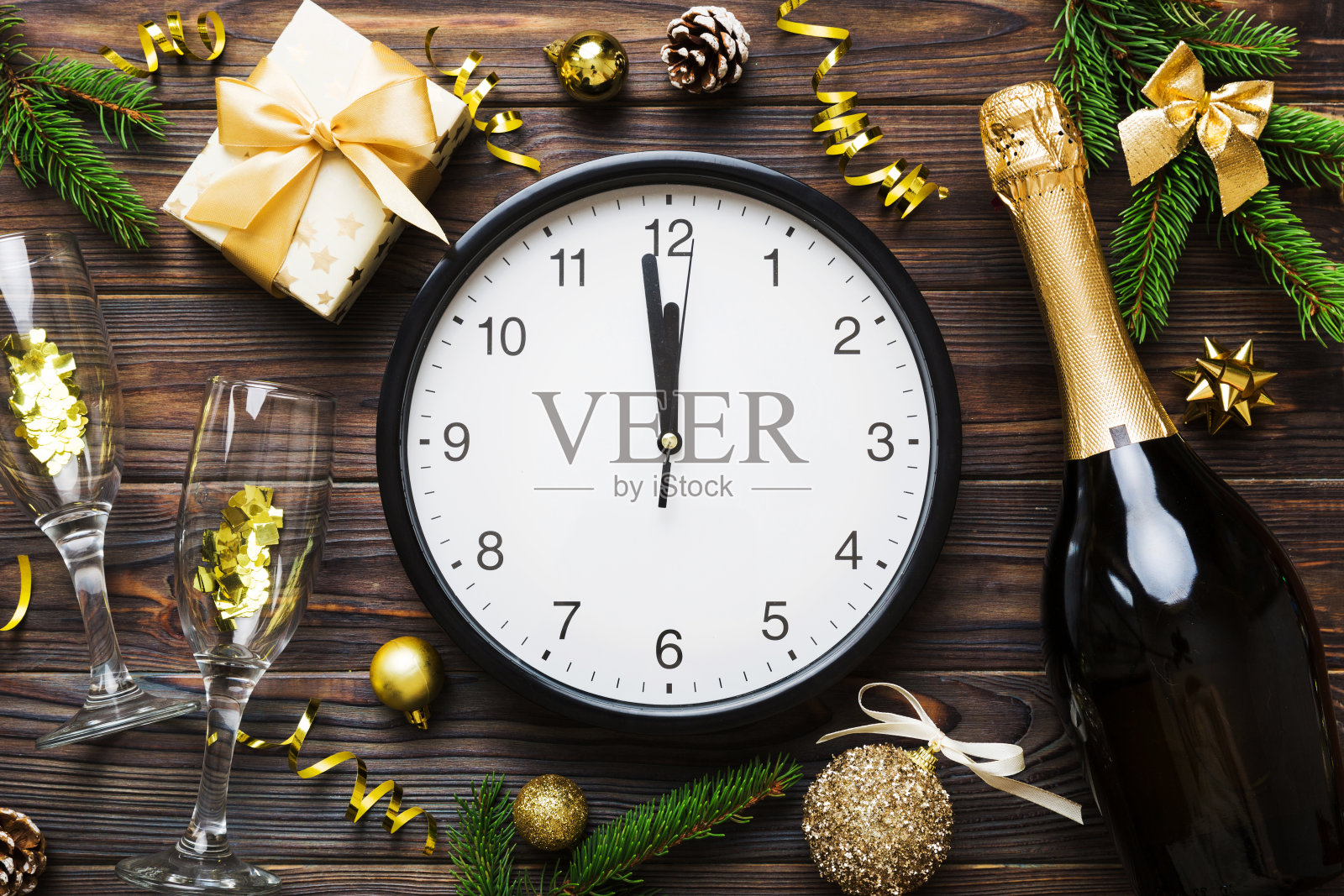 新年庆祝概念:香槟、酒杯、圣诞礼盒和装饰照片摄影图片