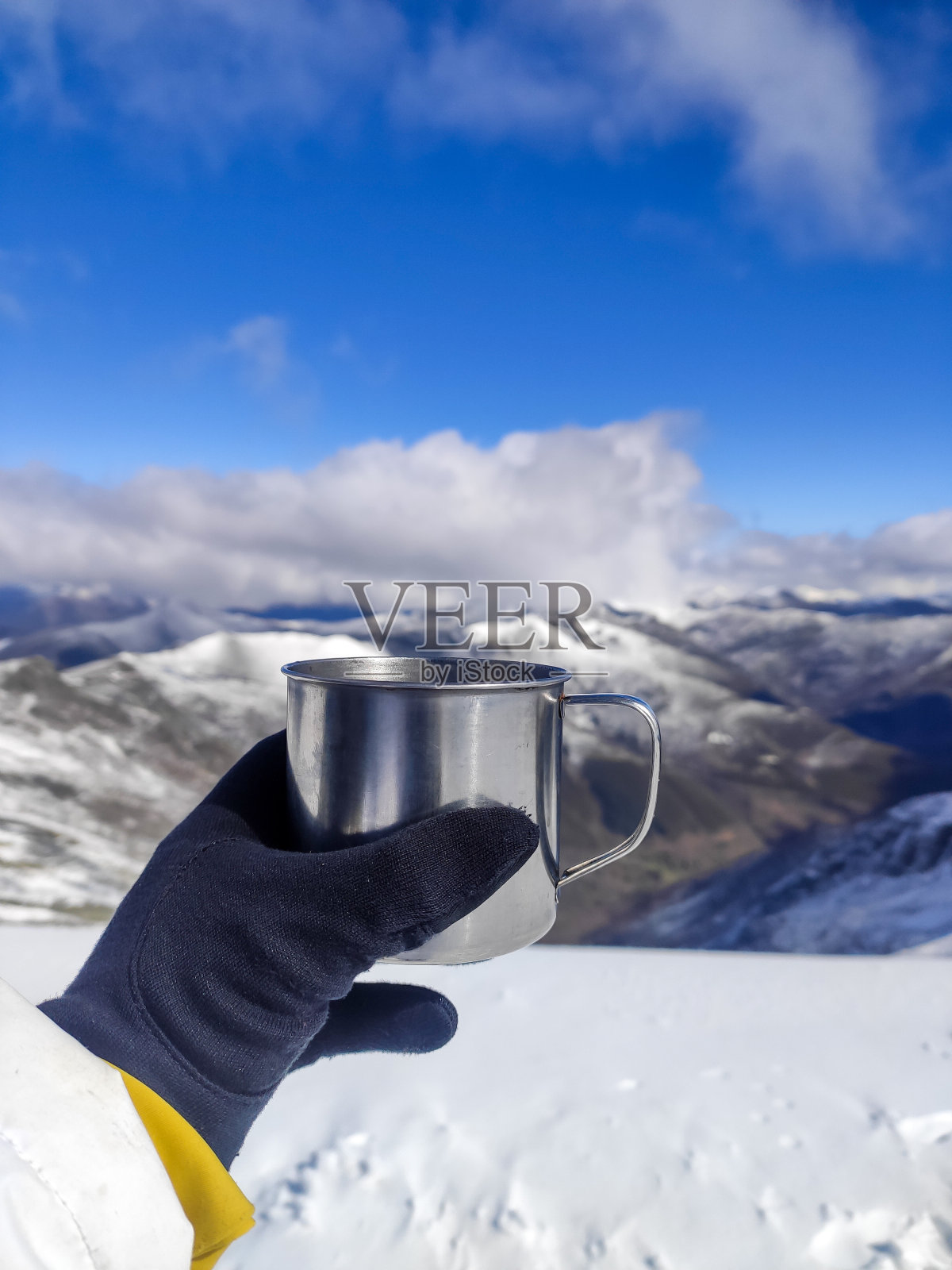 雪景与手捧一杯咖啡照片摄影图片
