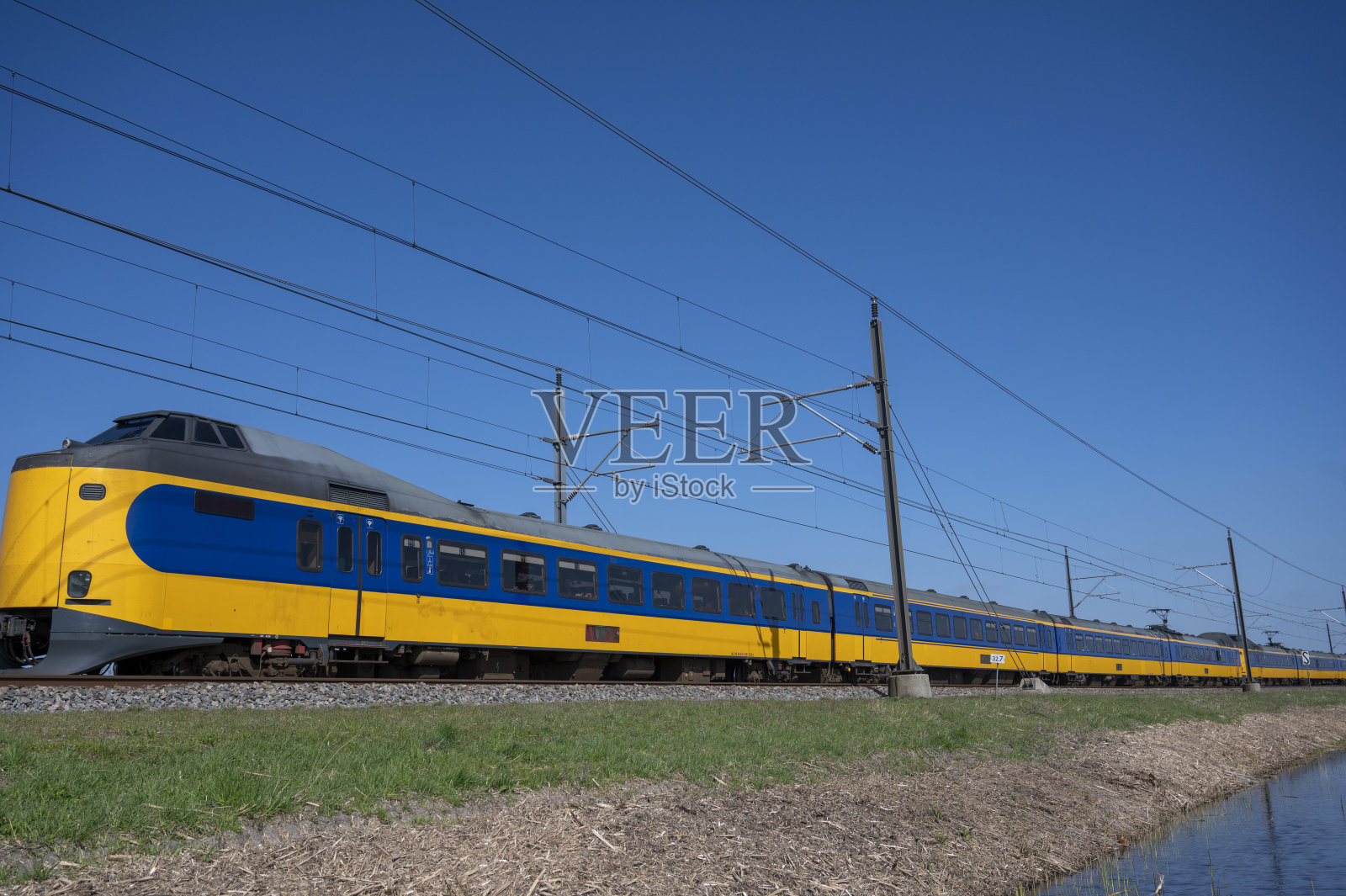 荷兰铁路的火车在春天行驶在乡村风景中照片摄影图片