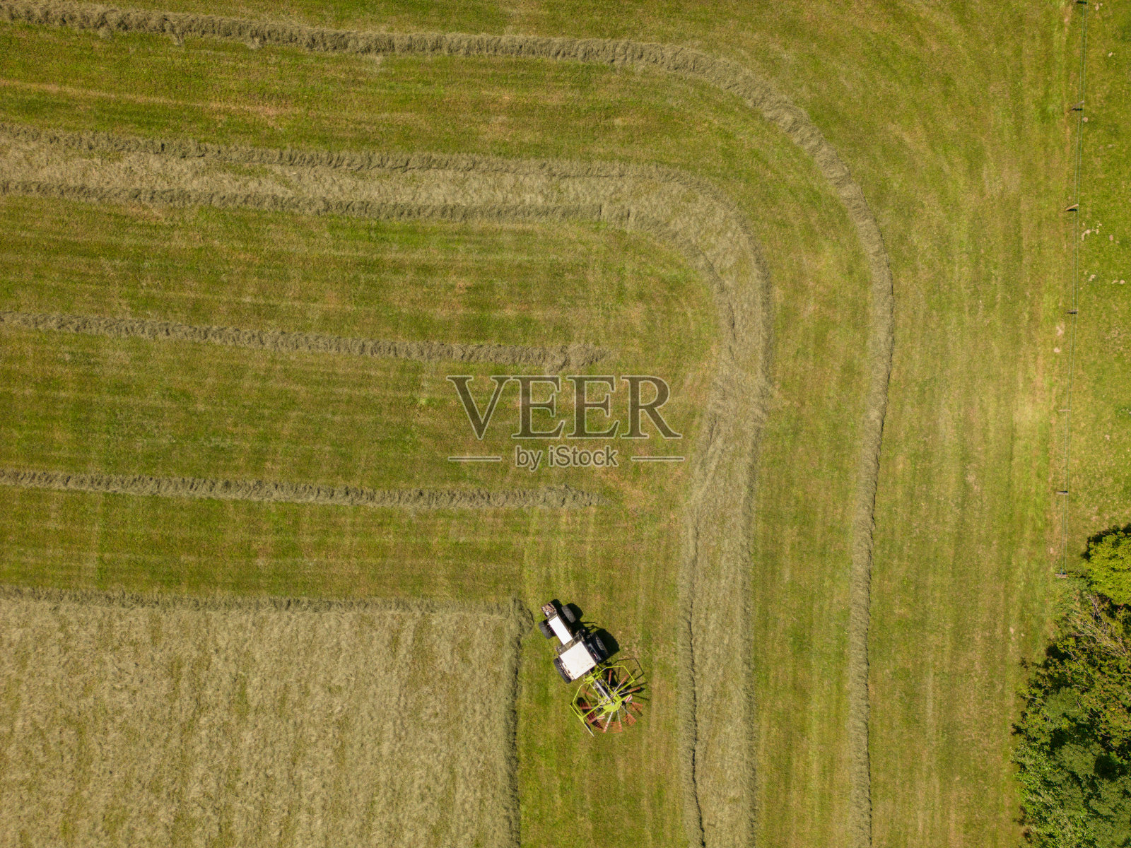 正上方,拖拉机在农田里劳作照片摄影图片