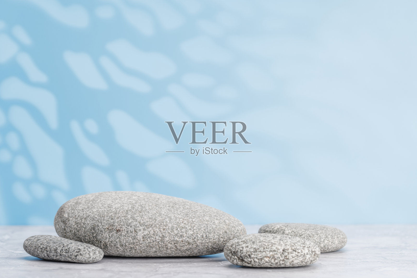 背景是光滑的海卵石,完美的讲台照片摄影图片