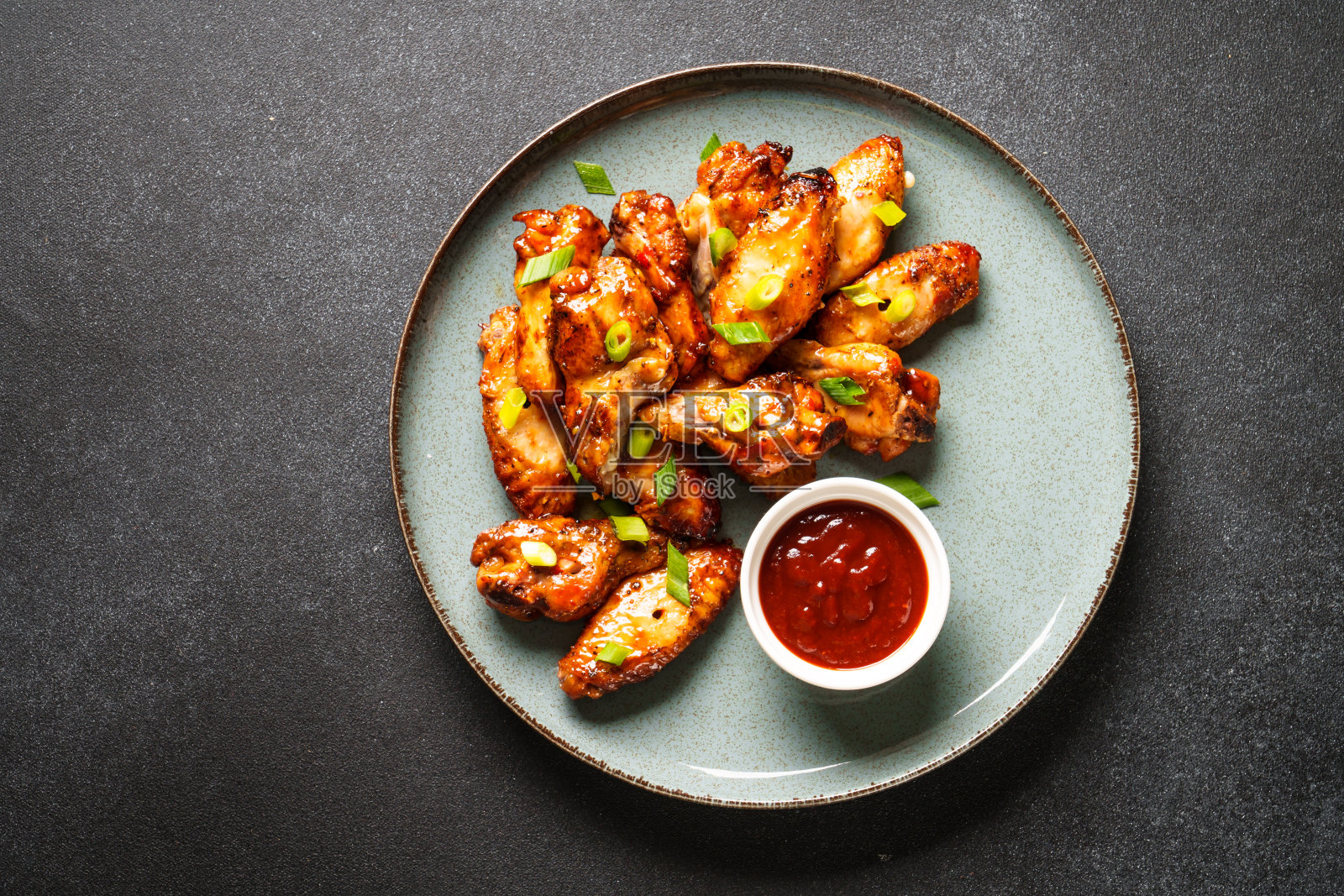 烤汁鸡翅。照片摄影图片