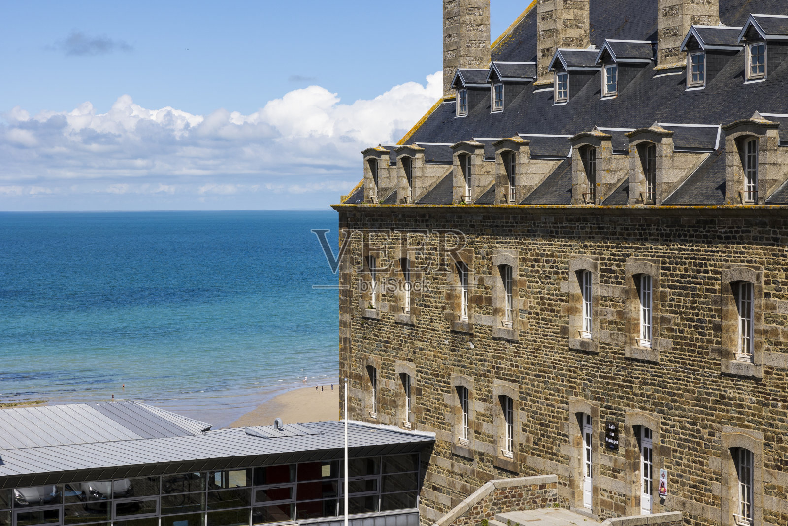 花岗岩上的前格兰维尔军营俯瞰大海照片摄影图片