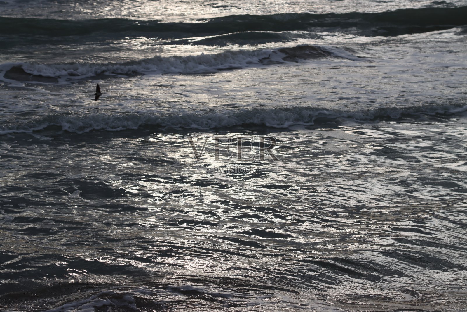 日落在海上与多云的天空照片摄影图片