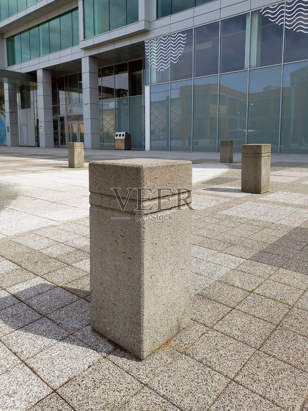 办公中心附近街道上的混凝土矩形护柱,用于装修和居民的安全照片摄影图片