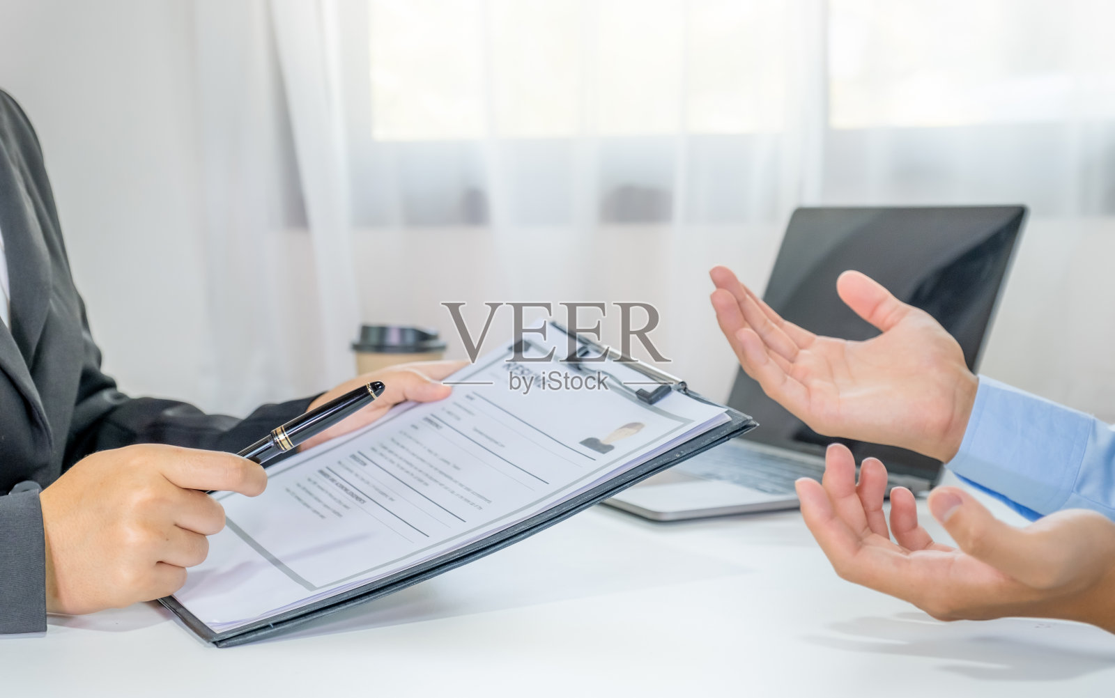 办公室主管在会议室面试求职者。雇主谈话总结工作雇佣照片摄影图片