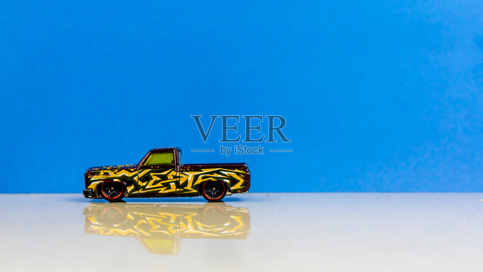 印度尼西亚,米纳哈沙:2022年12月12日,星期一,蓝色背景的玩具车照片摄影图片