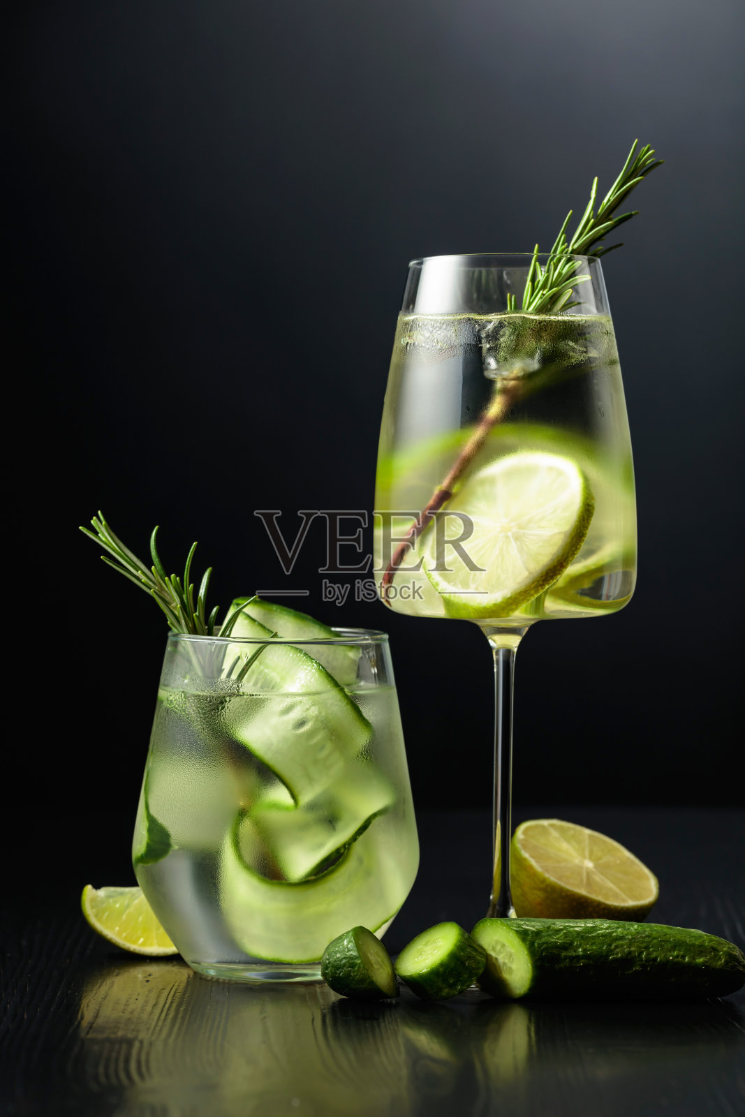 加冰、迷迭香、青柠和黄瓜的杜松子汤力水。照片摄影图片