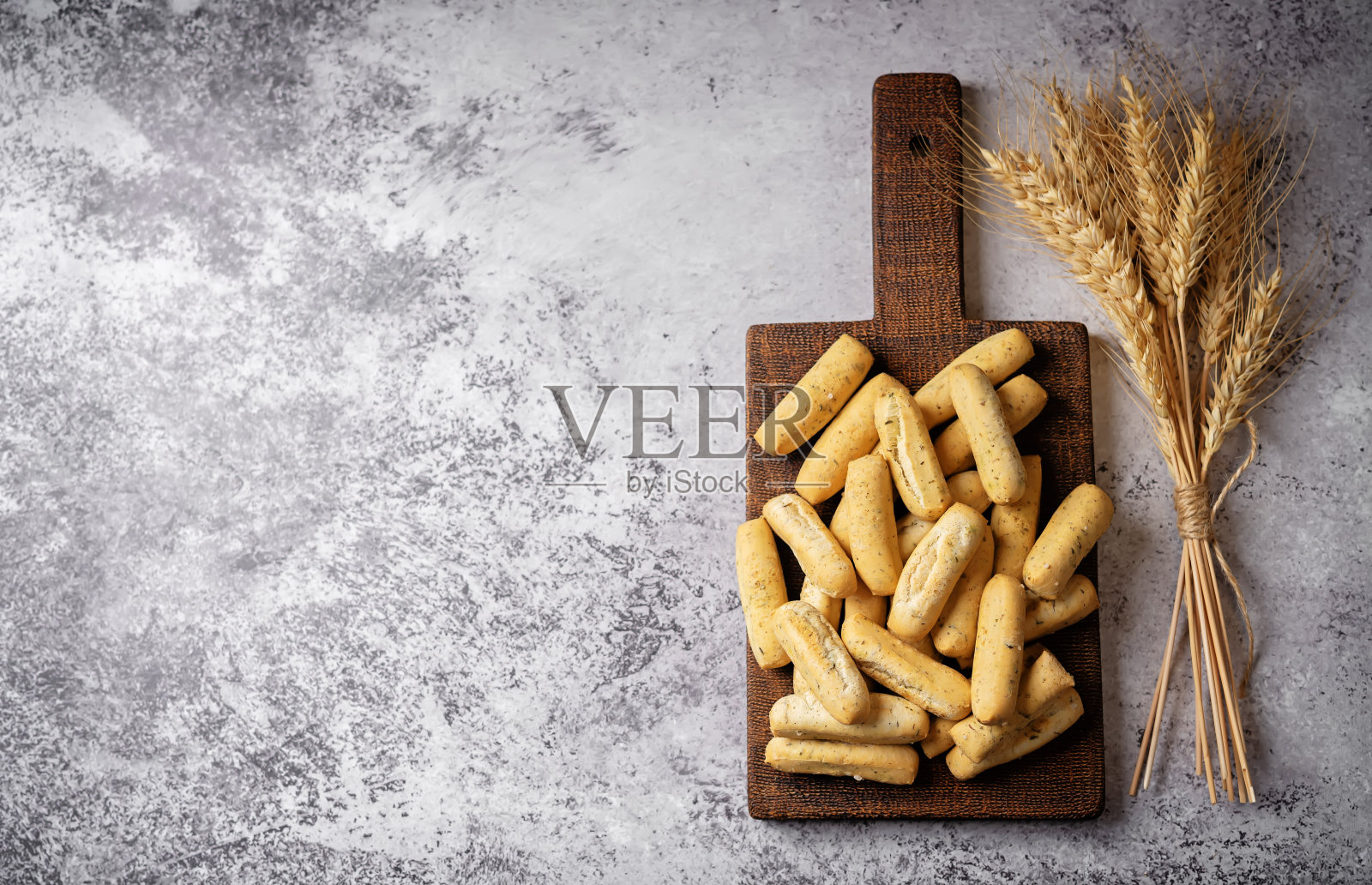 以香草为背景的面包条照片摄影图片