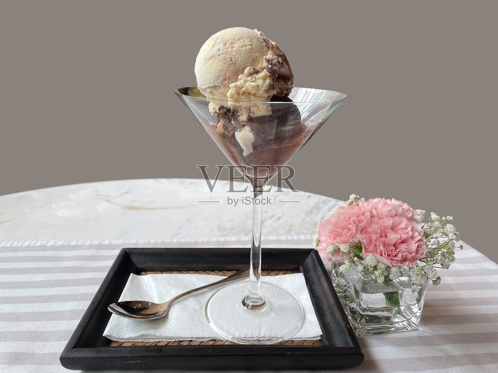 冰淇淋放在透明的玻璃杯里照片摄影图片