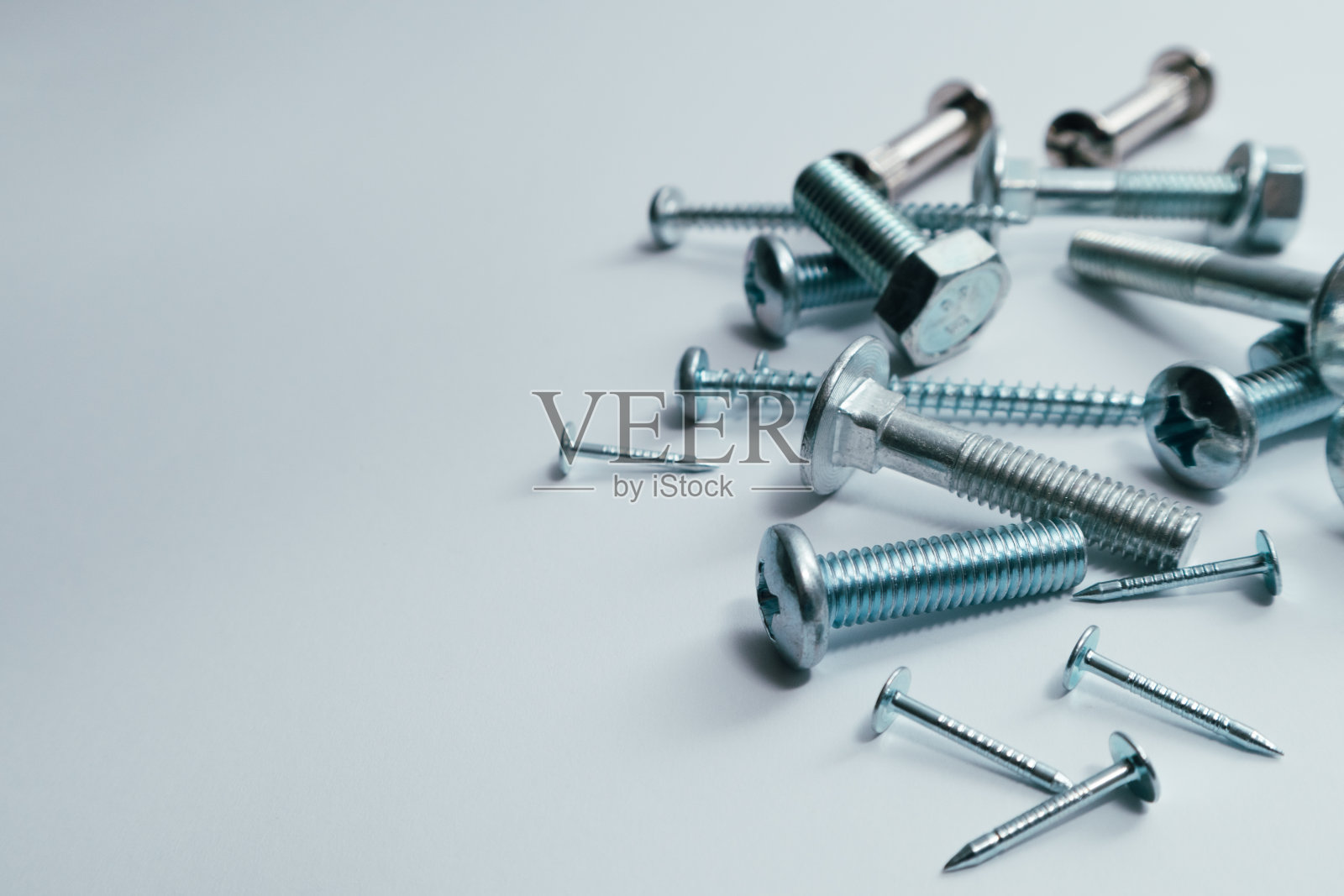 白色背景上的一组螺栓、螺丝、钉子。建筑的抽象。工业背景。螺丝和螺栓宏照片,螺丝背景,钢螺丝,螺栓宏。照片摄影图片