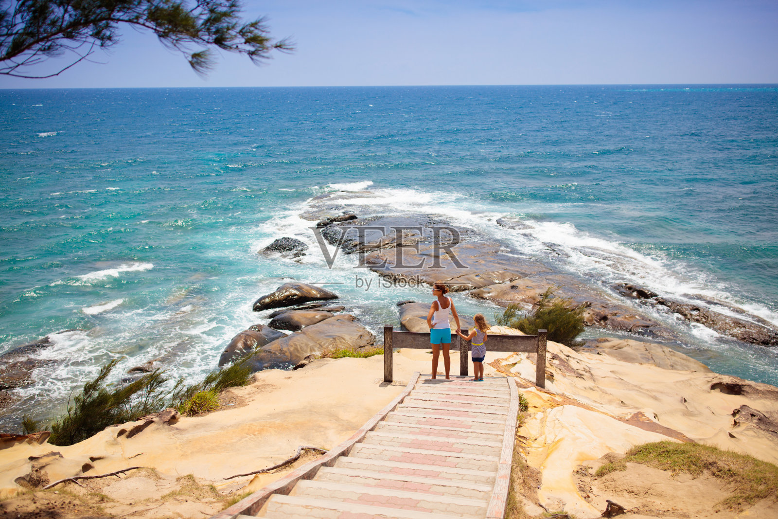 家人徒步旅行。山景海景。和孩子一起旅行照片摄影图片