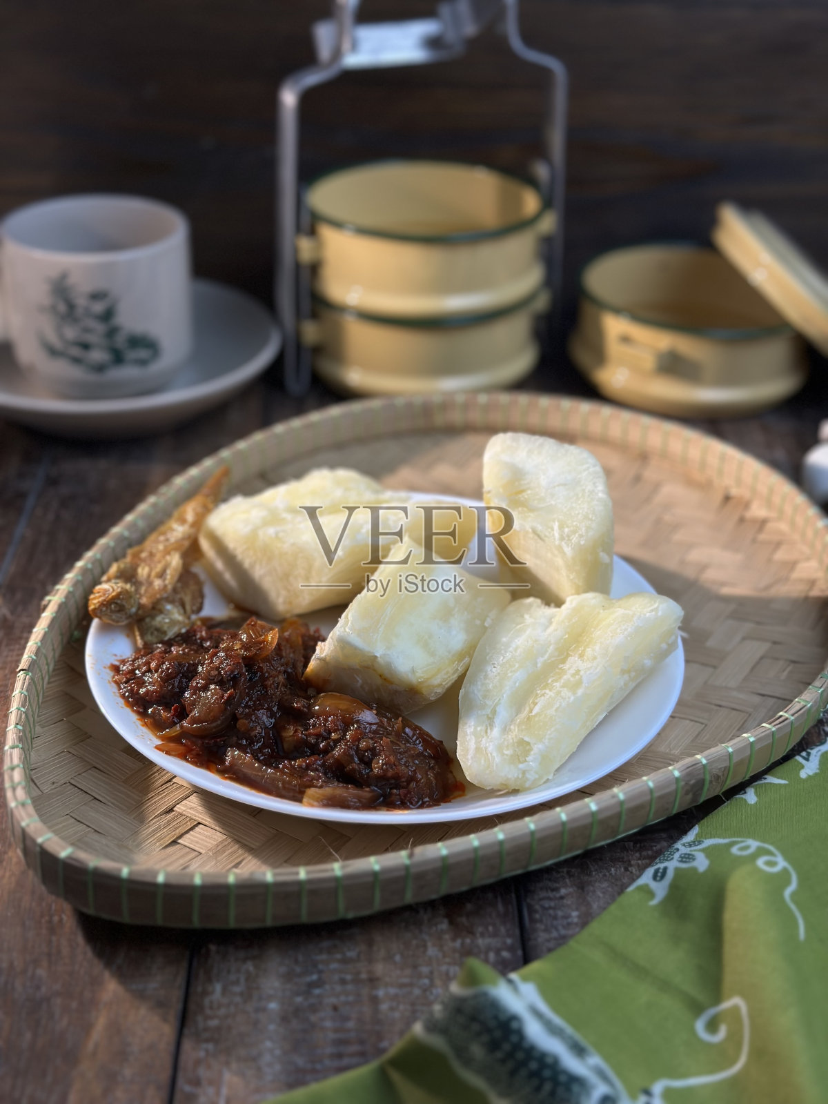 蒸木薯是传统的马来菜。配上深色背景的辣酱参巴。有选择性的重点。照片摄影图片