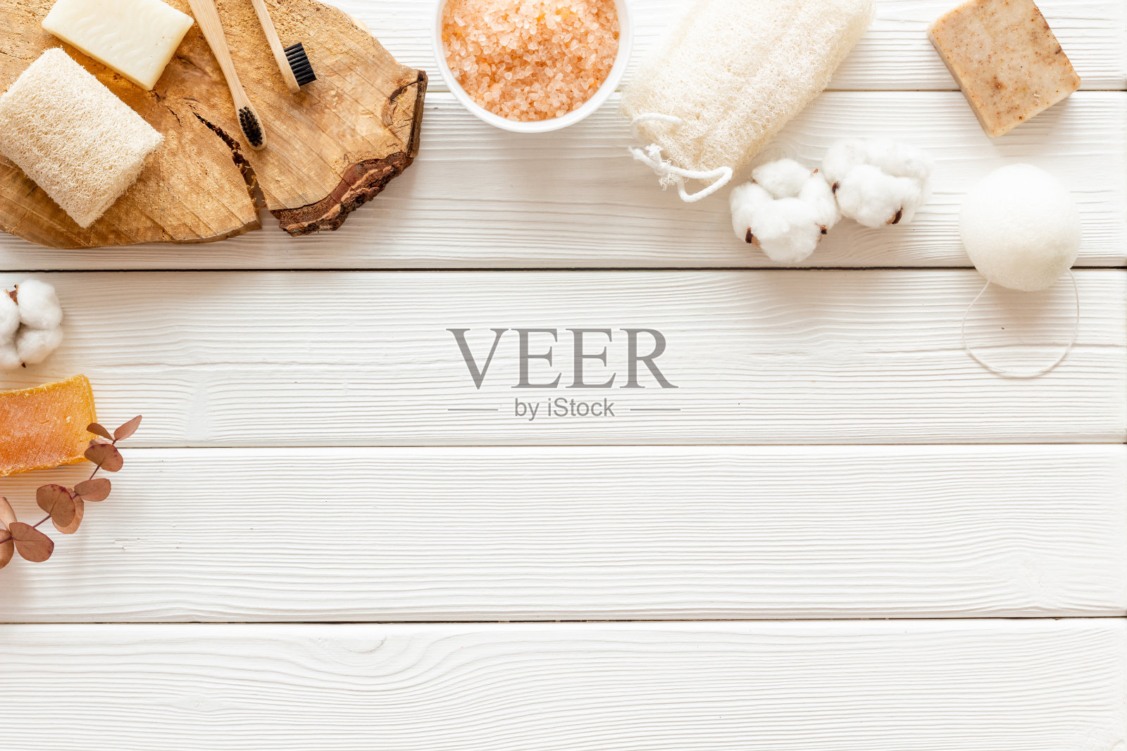 水疗和浴室背景与化妆品和配件照片摄影图片