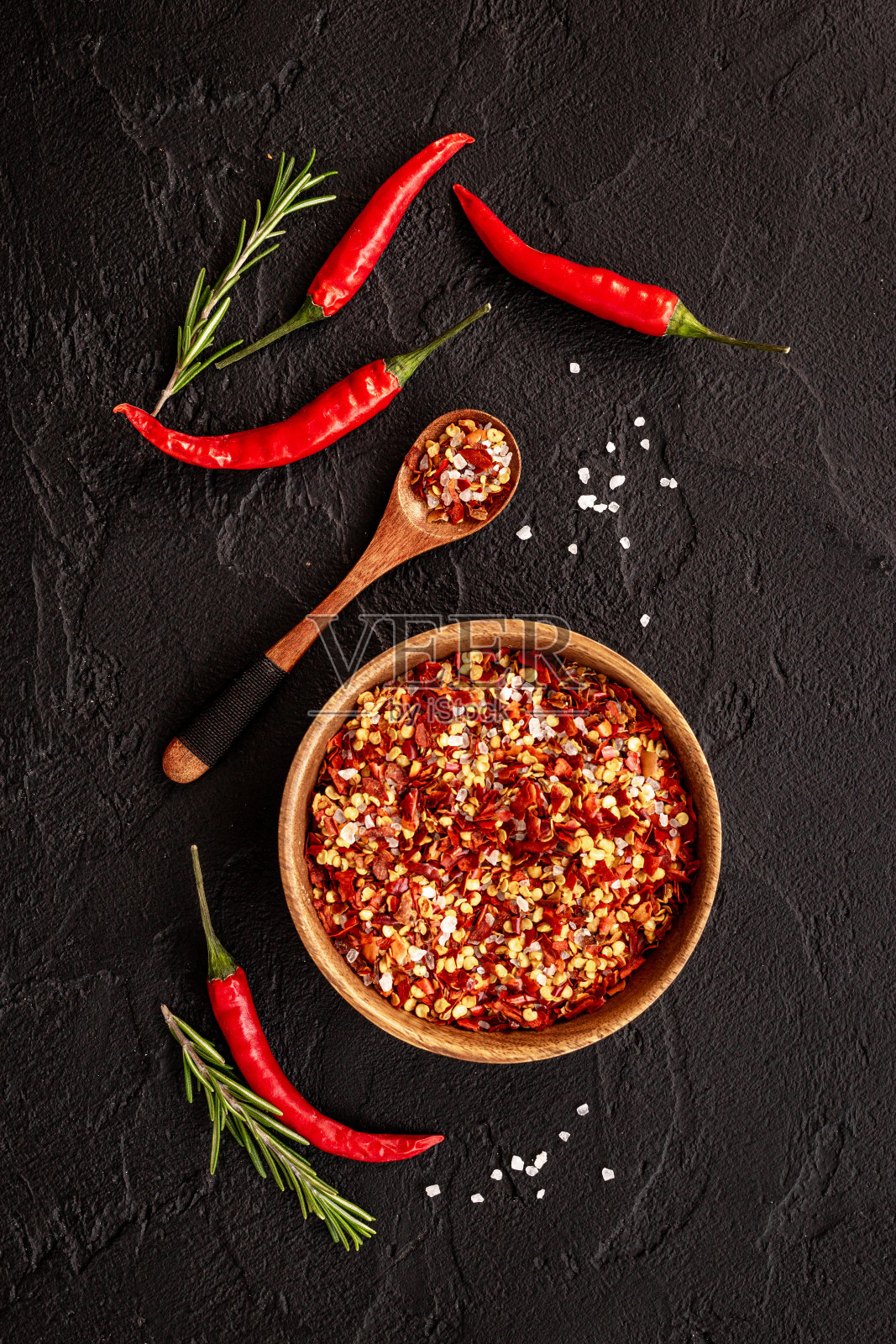 红熟辣椒和辣辣椒粉放入碗中照片摄影图片