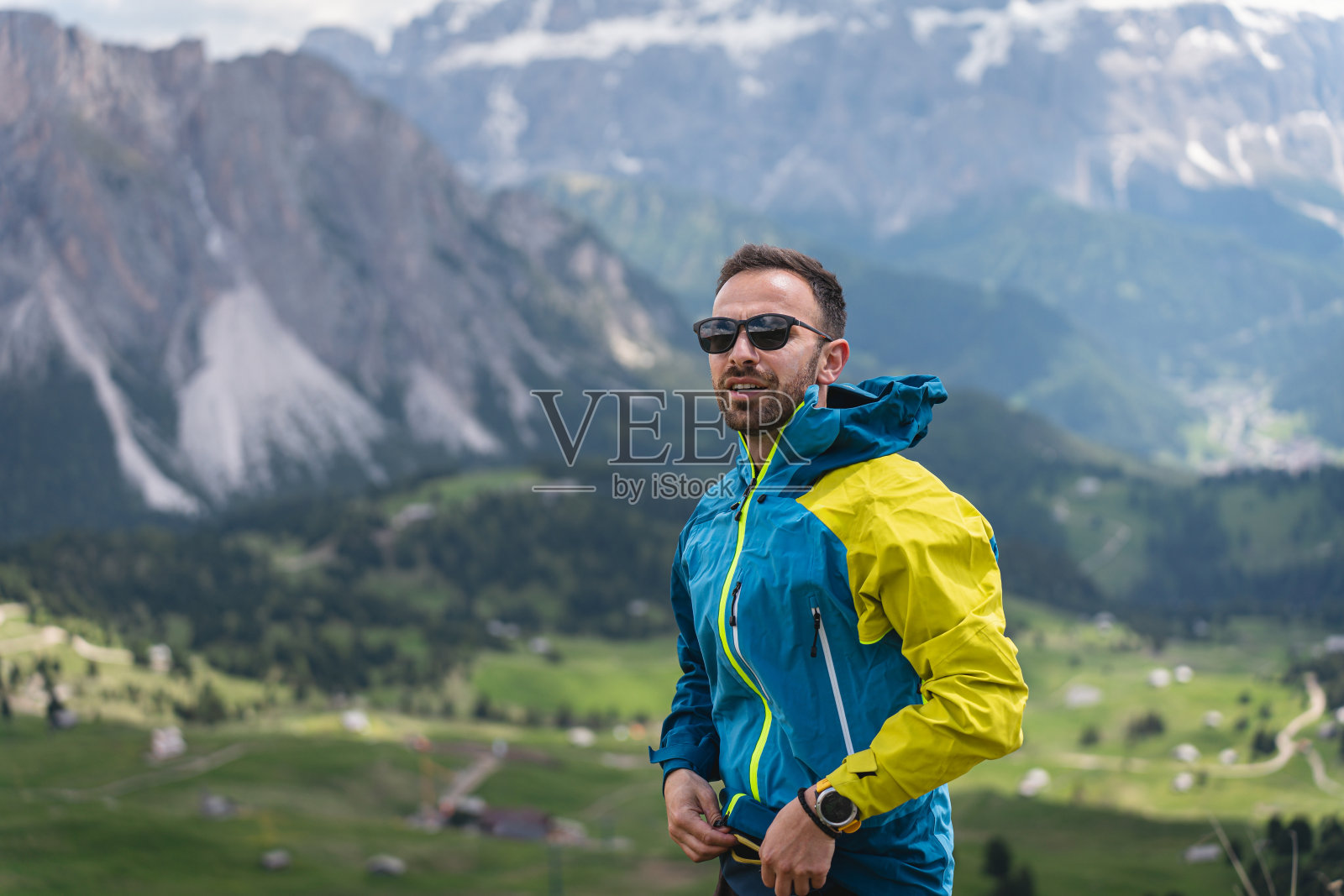男性高加索徒步旅行者欣赏美丽的白云石照片摄影图片