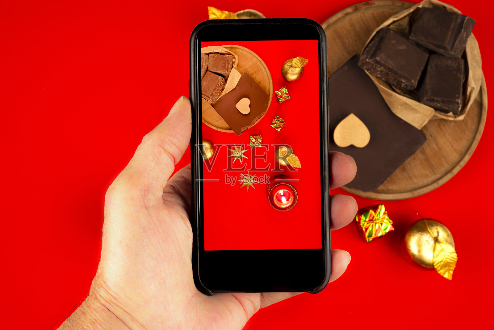 黑巧克力和圣诞装饰品照片摄影图片