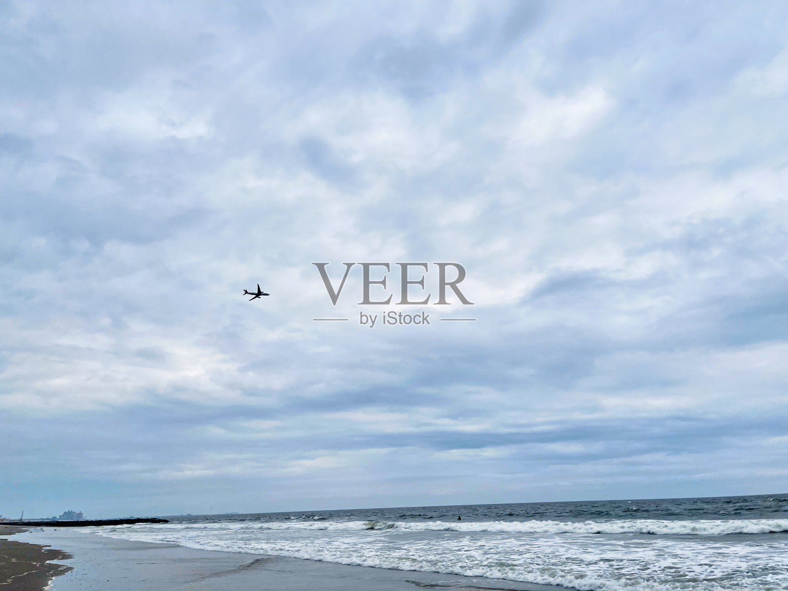 飞机飞越洛克威海滩照片摄影图片