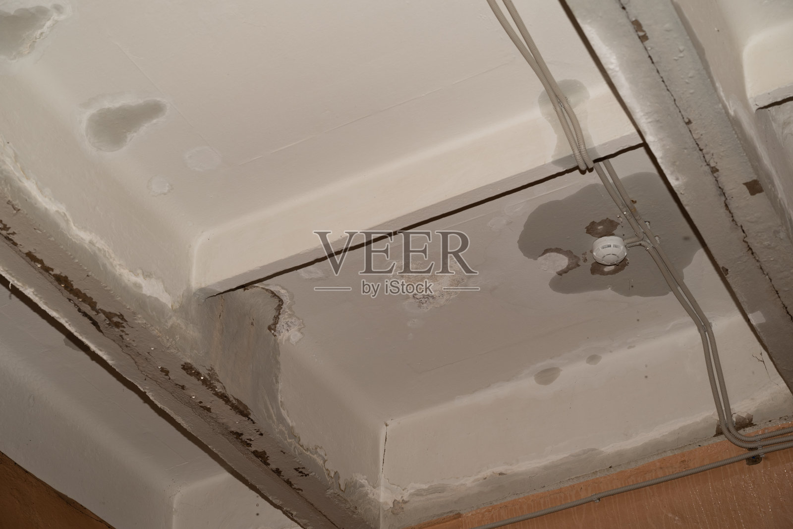 雨水泛滥,造成损坏,油漆剥落,发霉。照片摄影图片