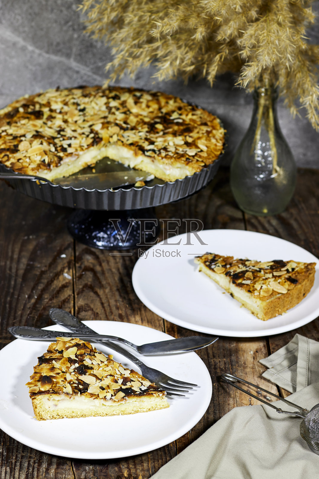 旧桌子上的自制蛋挞配杏仁片照片摄影图片