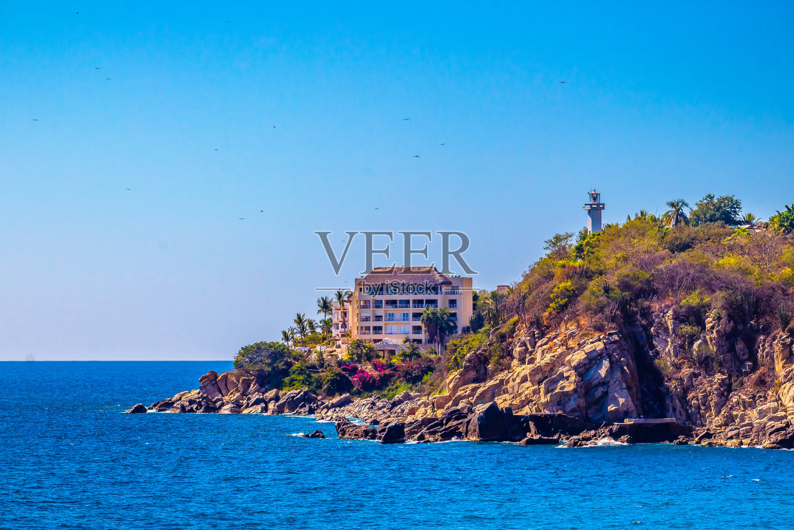 瓦哈卡州埃斯孔迪多港海滩上的灯塔照片摄影图片