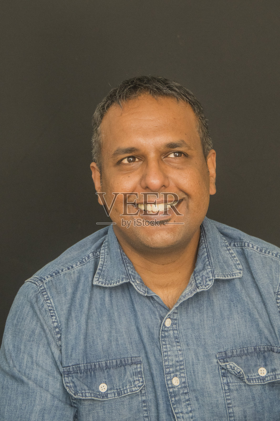 工作室里的印度男性随意肖像照片摄影图片