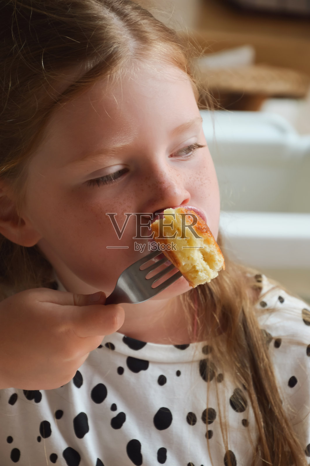 一个小女孩正在吃甜甜圈。暑假。一个快乐的孩子。设计背景。美味的食物照片摄影图片