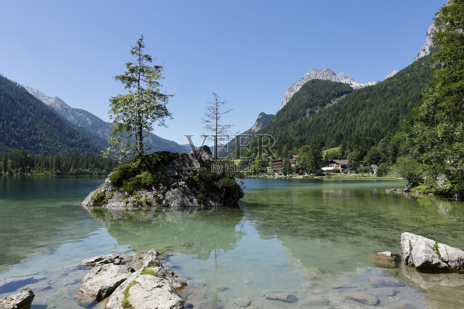 在拉姆索附近的腹地,石头上有一棵树照片摄影图片