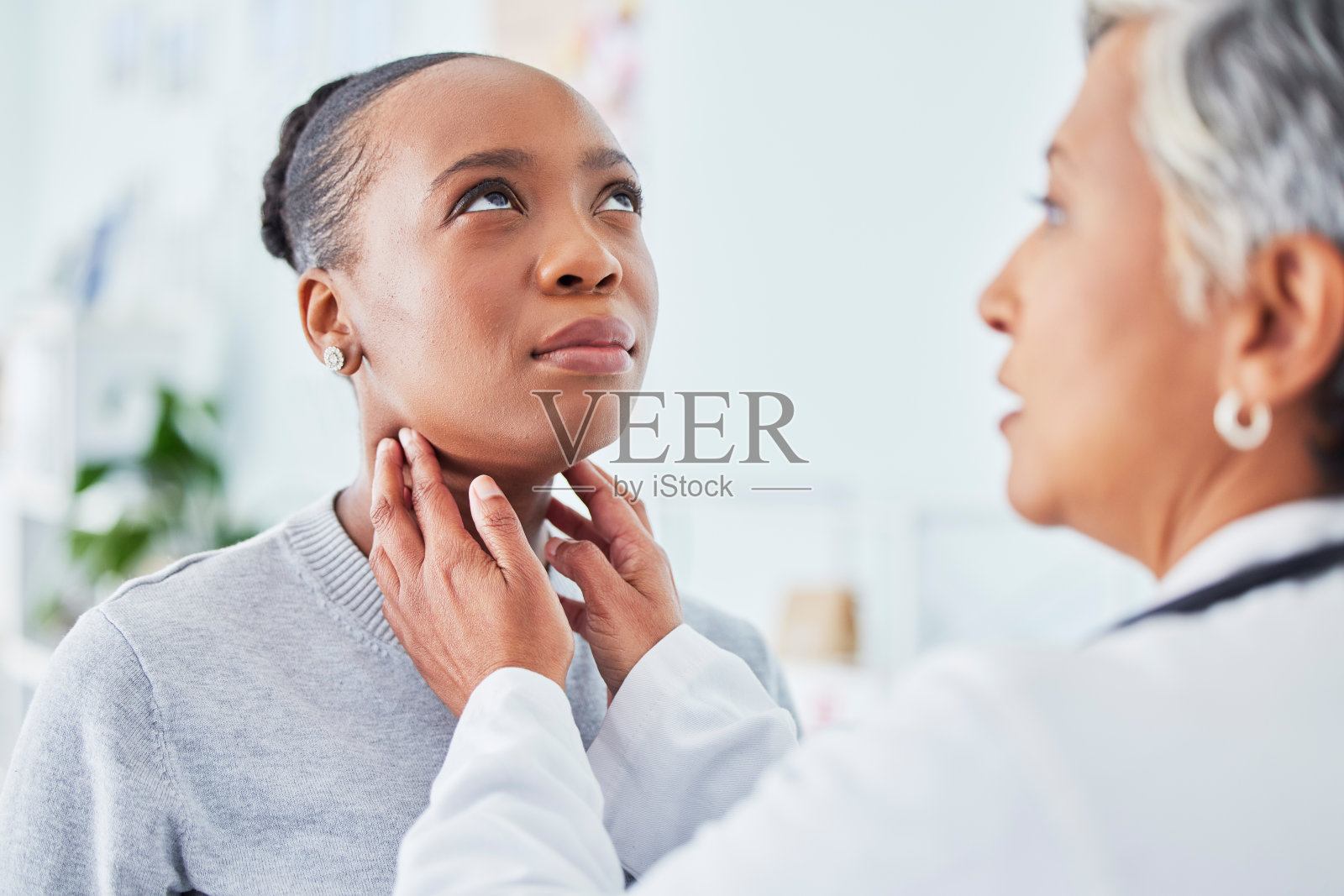 喉咙痛,因病毒、疼痛或感染住院的医生和女病人。医护人员和生病的非洲人在医疗咨询时检查颈部进行甲状腺检查或呼吸护理照片摄影图片