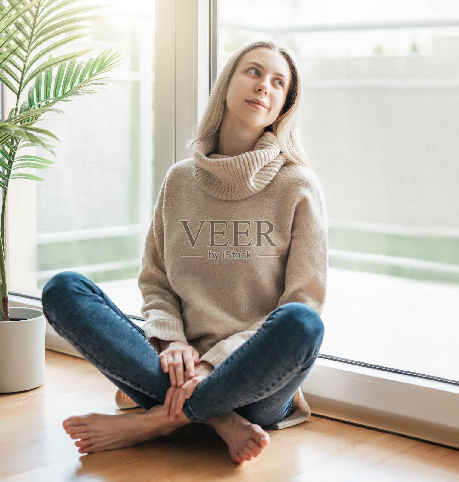 年轻的白人妇女在家放松照片摄影图片