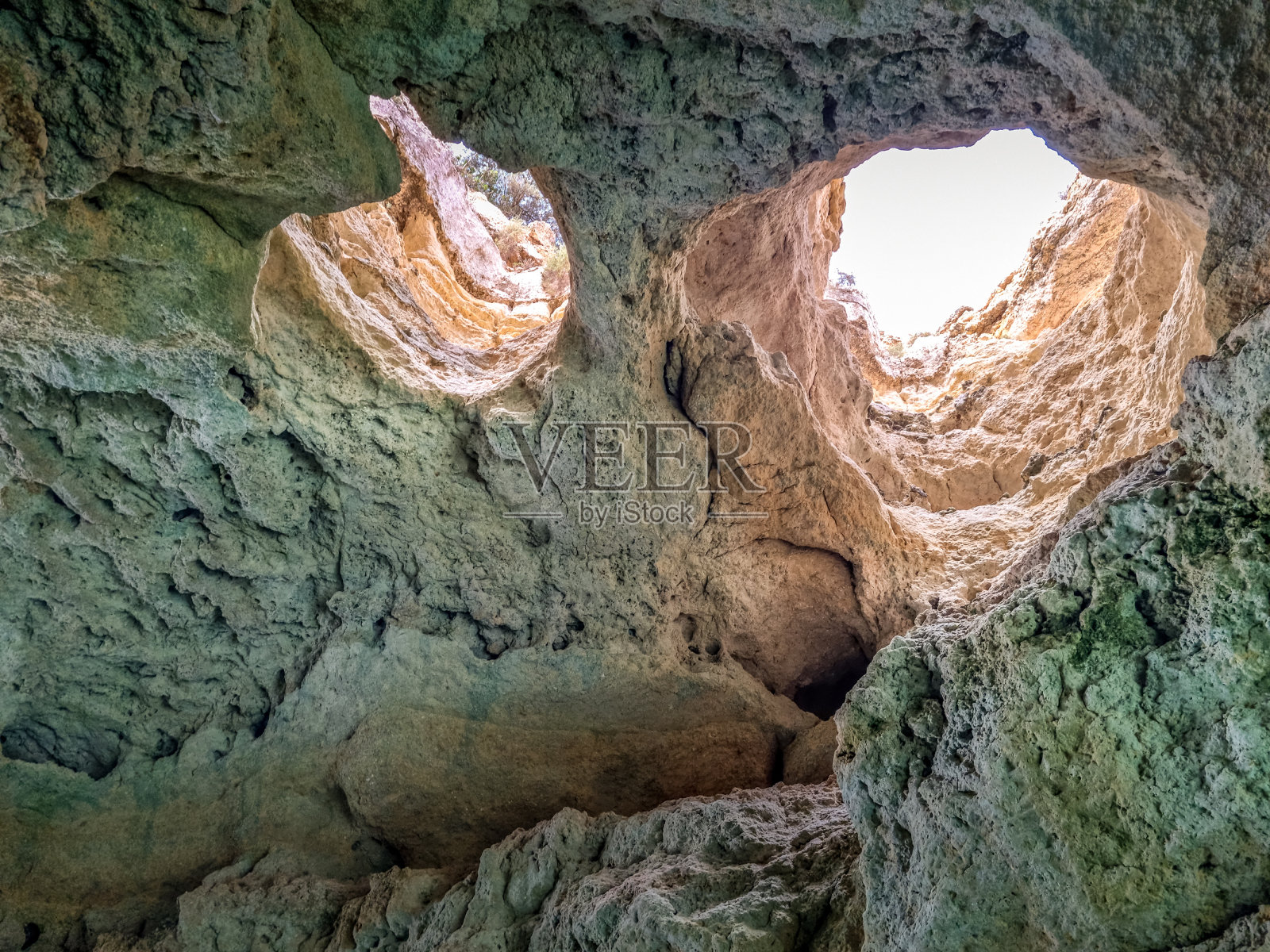 骷髅洞(也称为海盗洞)在拉各斯,阿尔加维,葡萄牙照片摄影图片