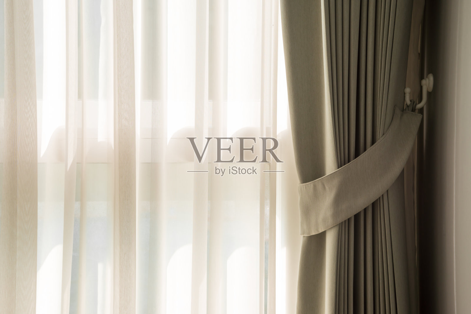 酒店卧室室内美观的窗帘装饰。照片摄影图片