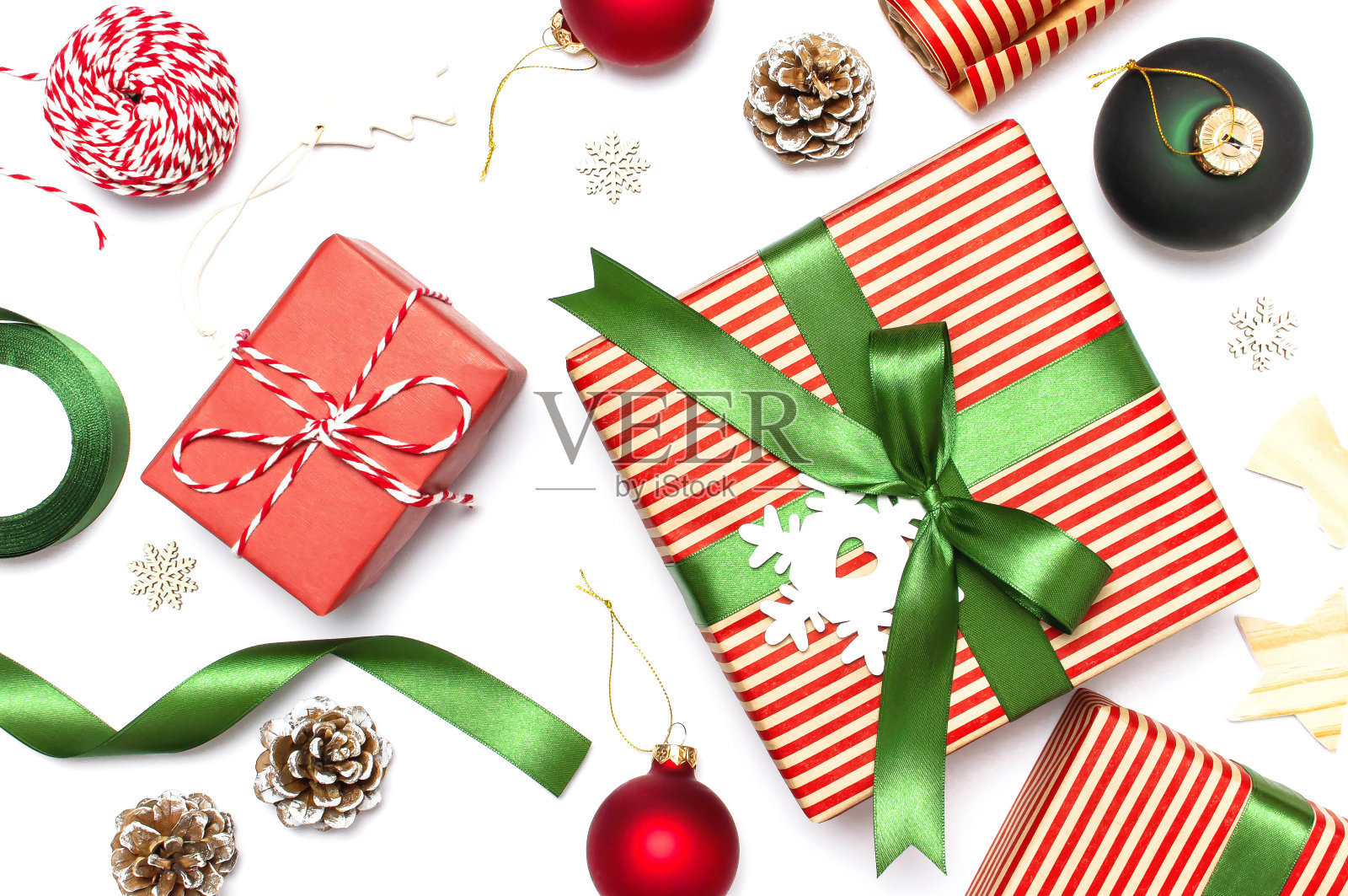 礼品盒,圣诞球,玩具,冷杉球果,白底缎带。恭贺新年,恭贺圣诞,献上2019年圣诞佳节贺卡。平铺,俯视图,复制空间。照片摄影图片