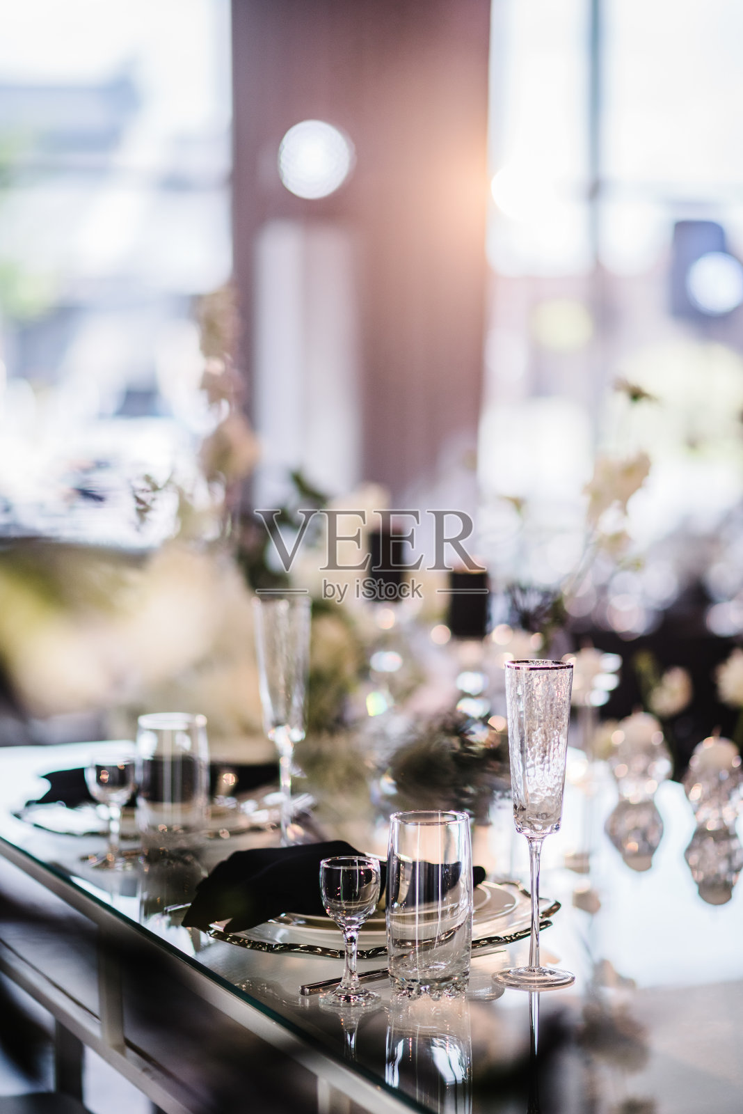 盘子和玻璃,堆栈,酒杯,豪华丰富的装饰,黑色餐巾。婚礼布置,餐桌接待。上菜,布置新人餐桌。生日,事件。餐厅内部。侧视图。照片摄影图片