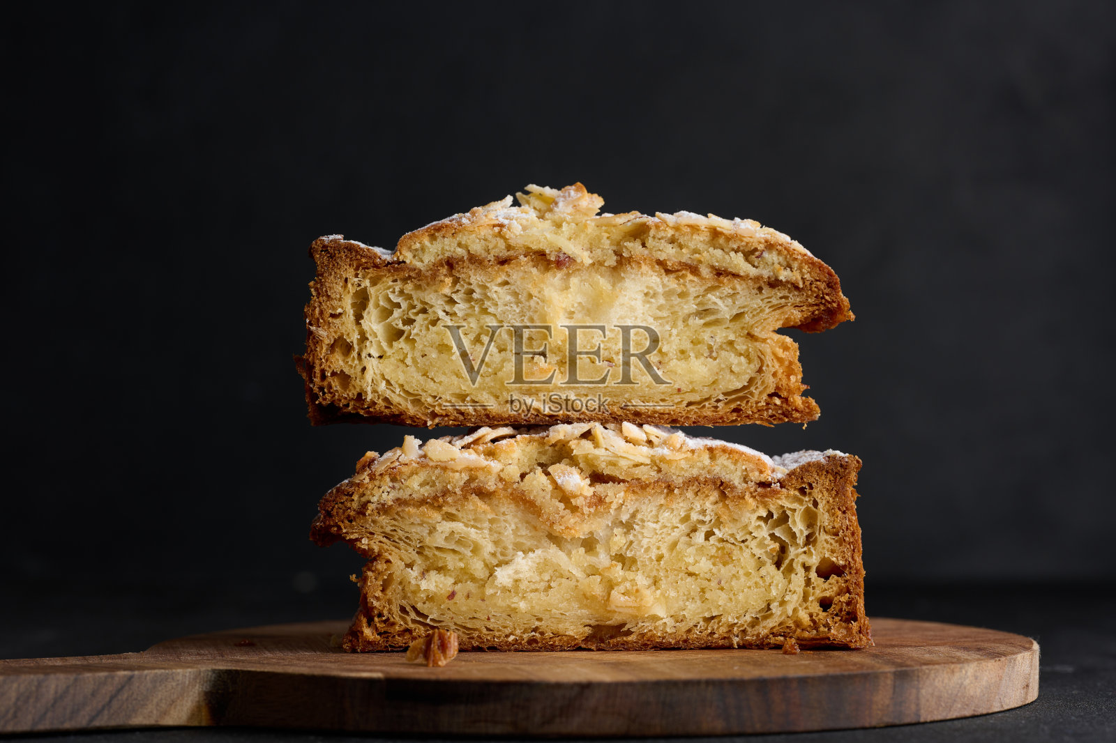 圆面点,杏仁和黄油撒上糖粉放在桌上,酥皮照片摄影图片