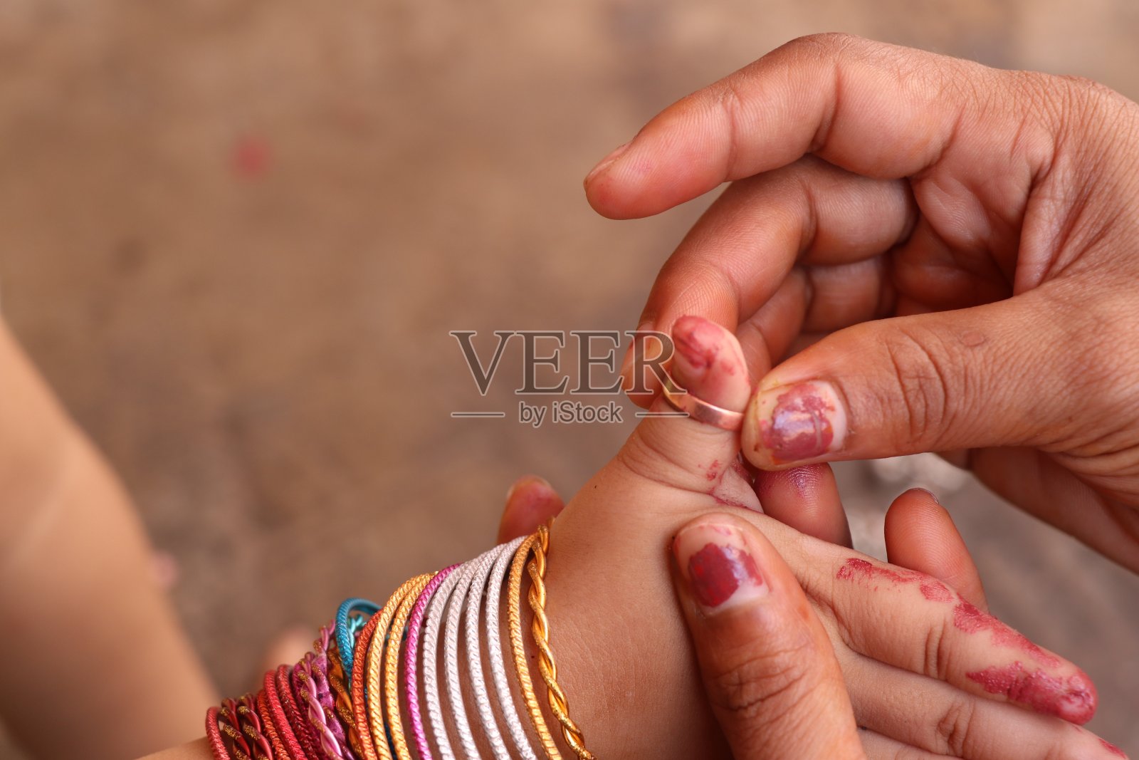 给孩子戴上戒指照片摄影图片