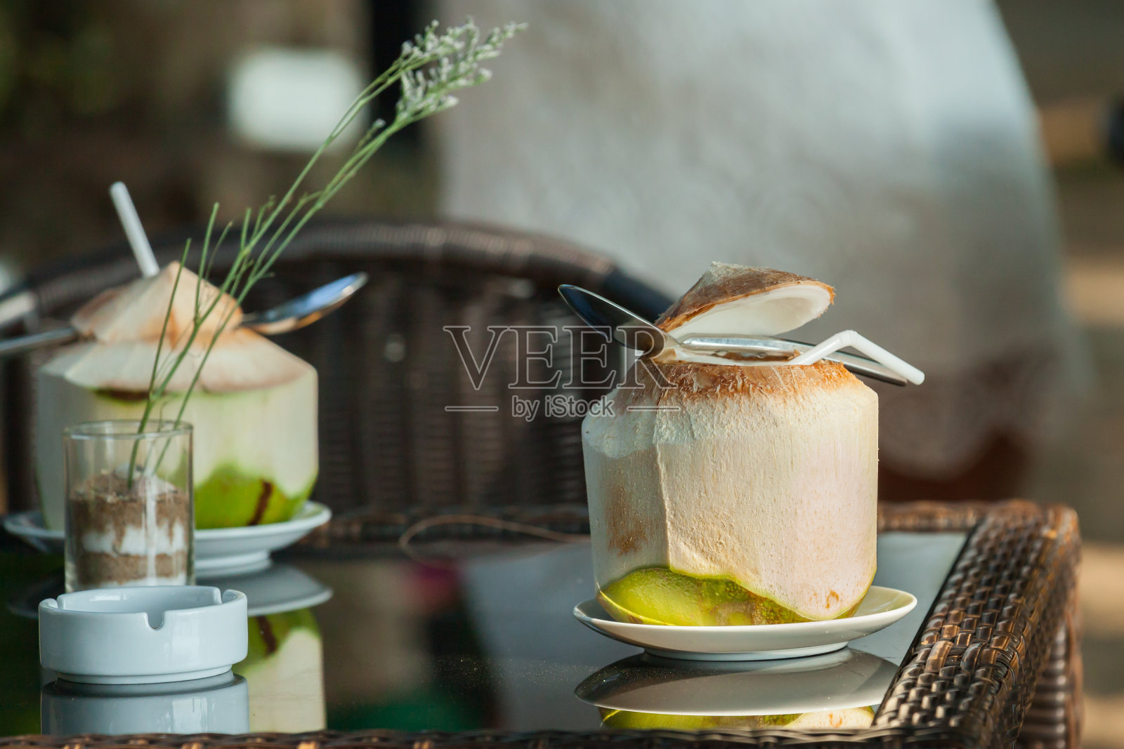 椰子水被放在桌上和茶点上。照片摄影图片