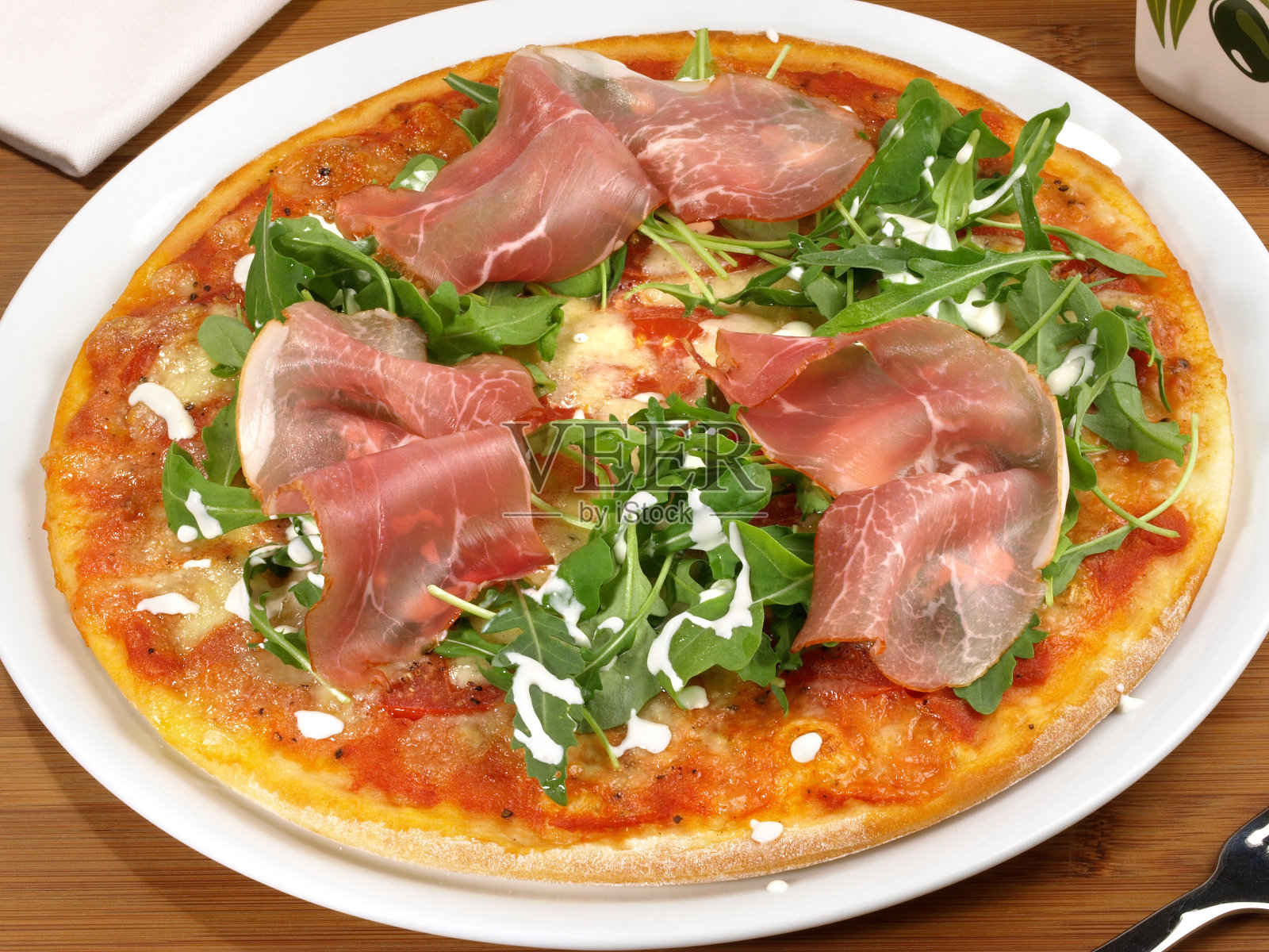 比萨配火箭沙拉和帕尔马火腿-快餐照片摄影图片