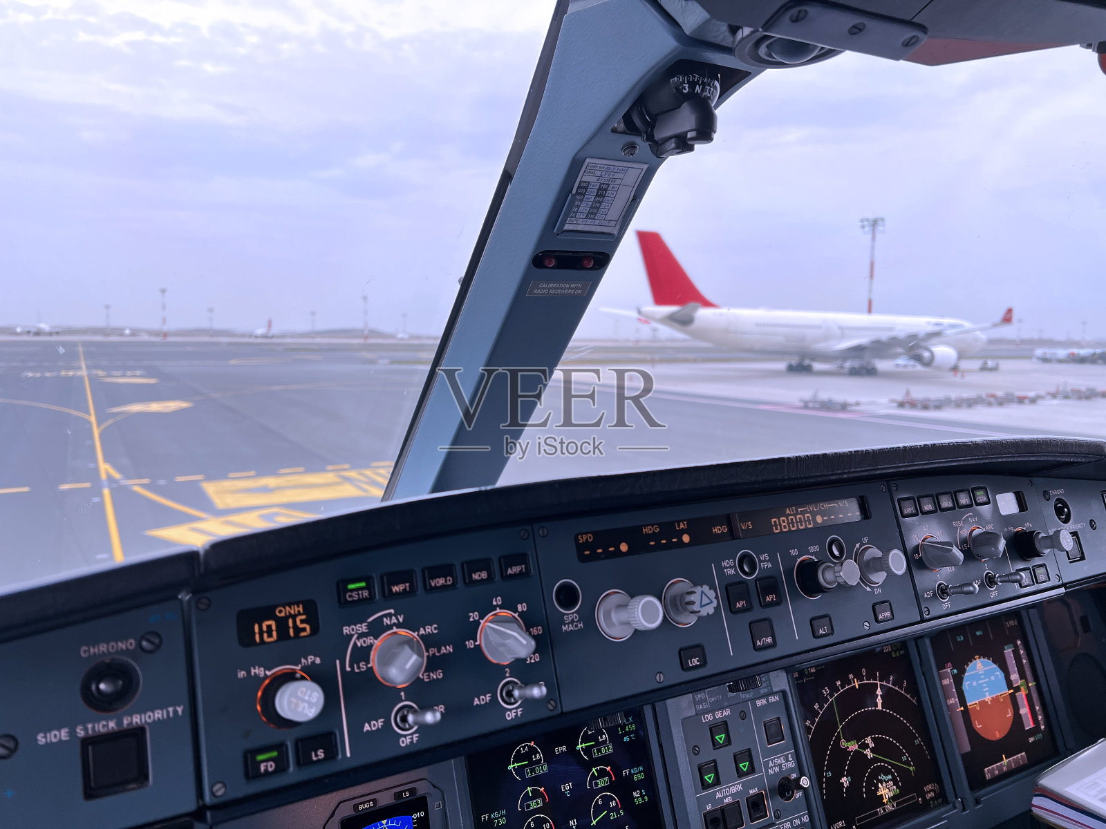 飞机起飞前的座舱视角,另一架飞机水平着陆照片摄影图片