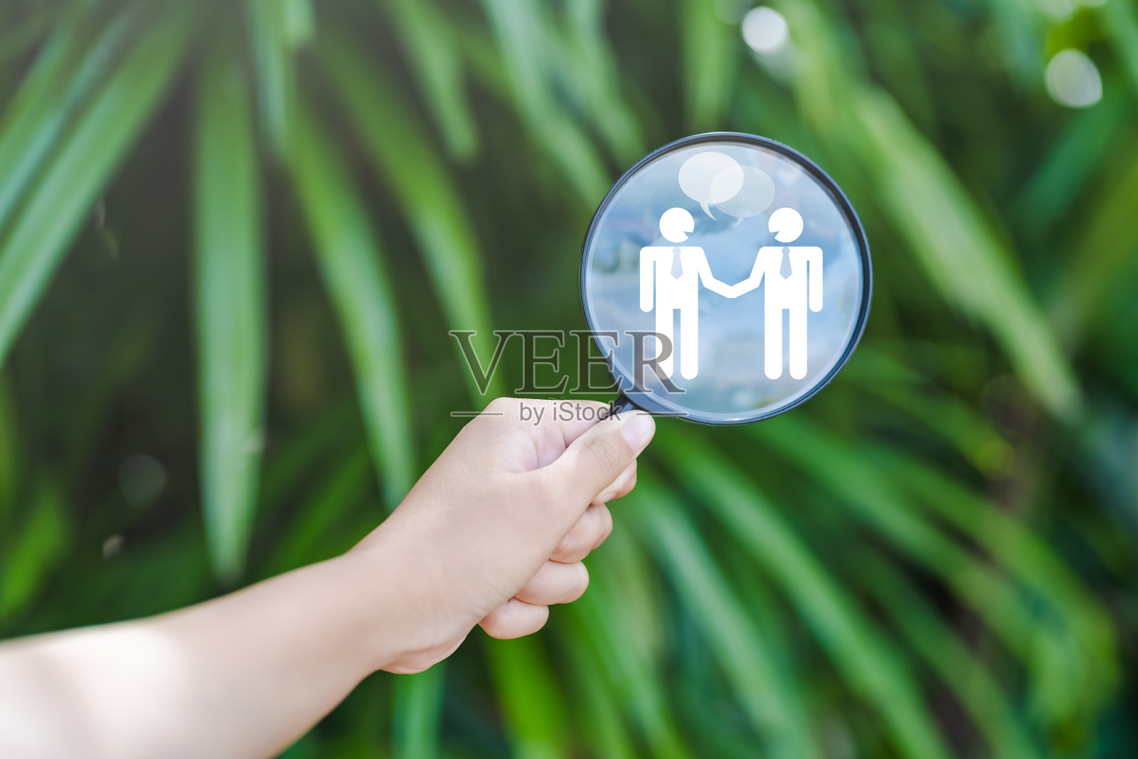 用放大镜与人们一起工作的绿色背景图标绿色商业和可持续发展地球日的概念。照片摄影图片