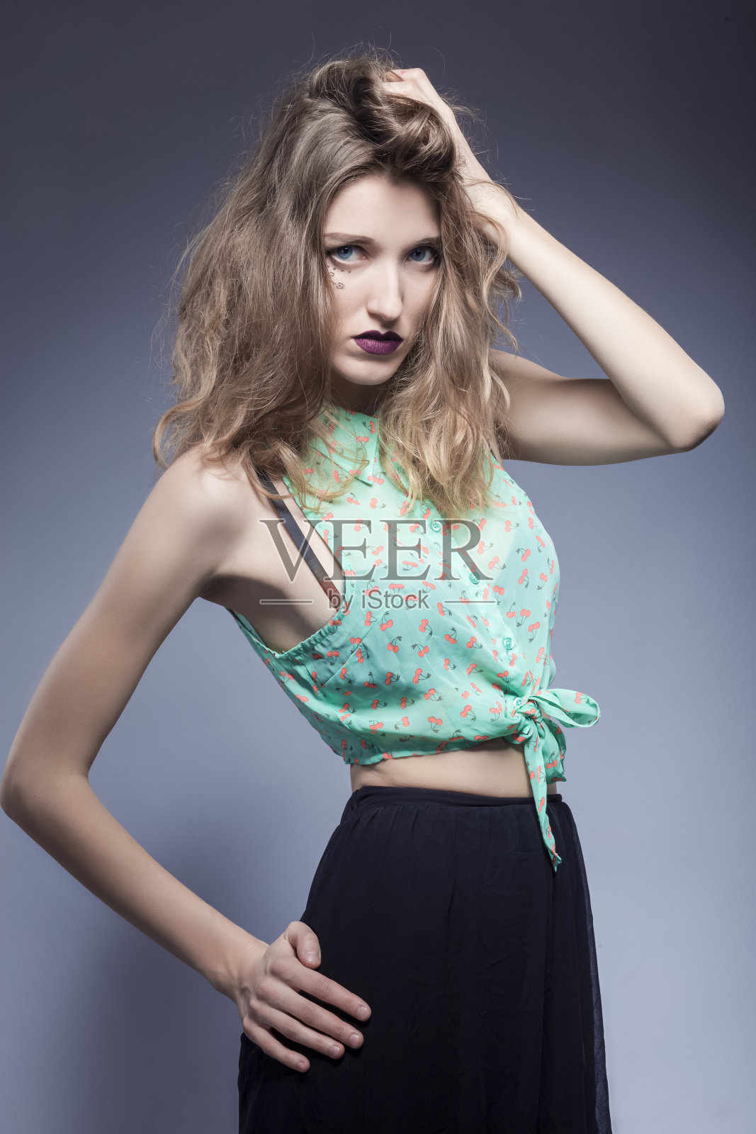 头发的想法。漂亮迷人的金发白种人女孩的肖像,在灰色的背景上,直视孤立。照片摄影图片